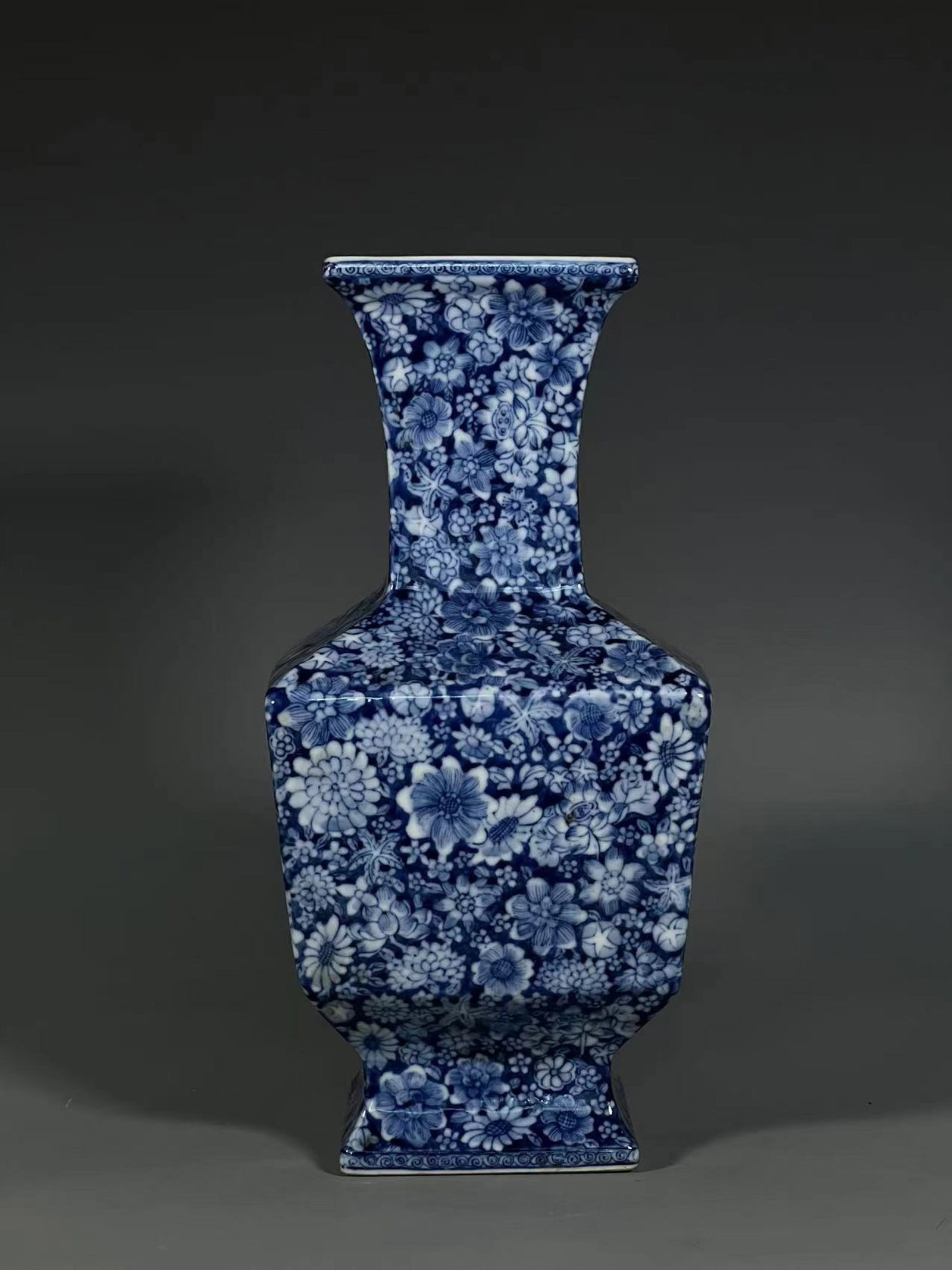 An Exquisite Blue and White Flower Pattern Vase: An Exquisite Blue and White Flower Pattern Vase,Qing Dynasty,China,Qianlong Six-character Mark,Size:11.7inx3.9in 青花花卉纹瓶,中国清代,È