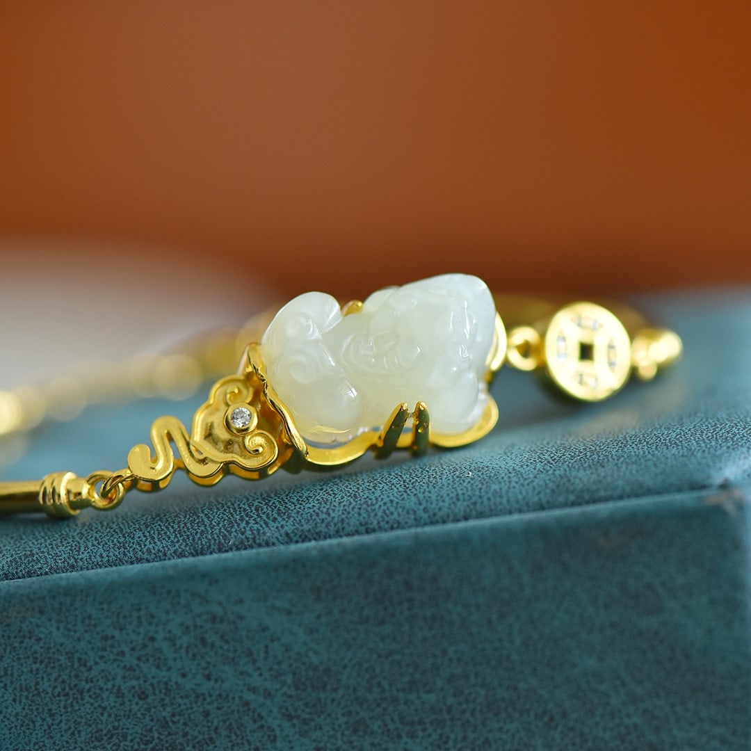An Exquisite Sterling Silver-Gold Plated Inlaid White Jade Wealth-Attracting Creature Pattern: An Exquisite Sterling Silver-Gold Plated Inlaid White Jade Wealth-Attracting Creature Pattern Bracelet,Inlaid Diamond,Size:12mmx17mm 纯银镀金镶白玉貔