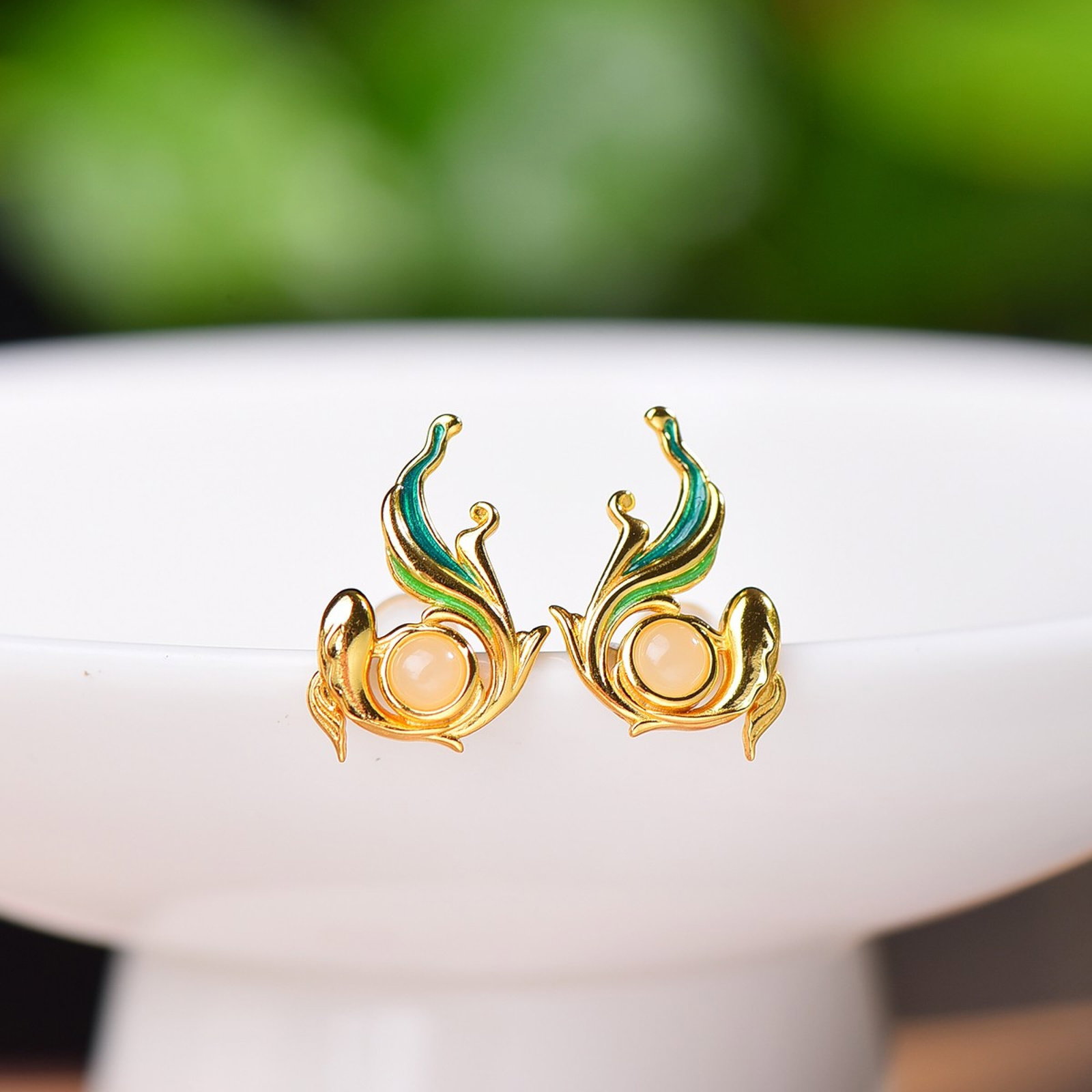 A Pair of Exquisite Sterling Silver Inlaid White Jade Enamel Earrings: A Pair of Exquisite Sterling Silver Inlaid White Jade Enamel Earrings,Size:4mmx4mm 一对纯银镶白玉珐琅耳钉