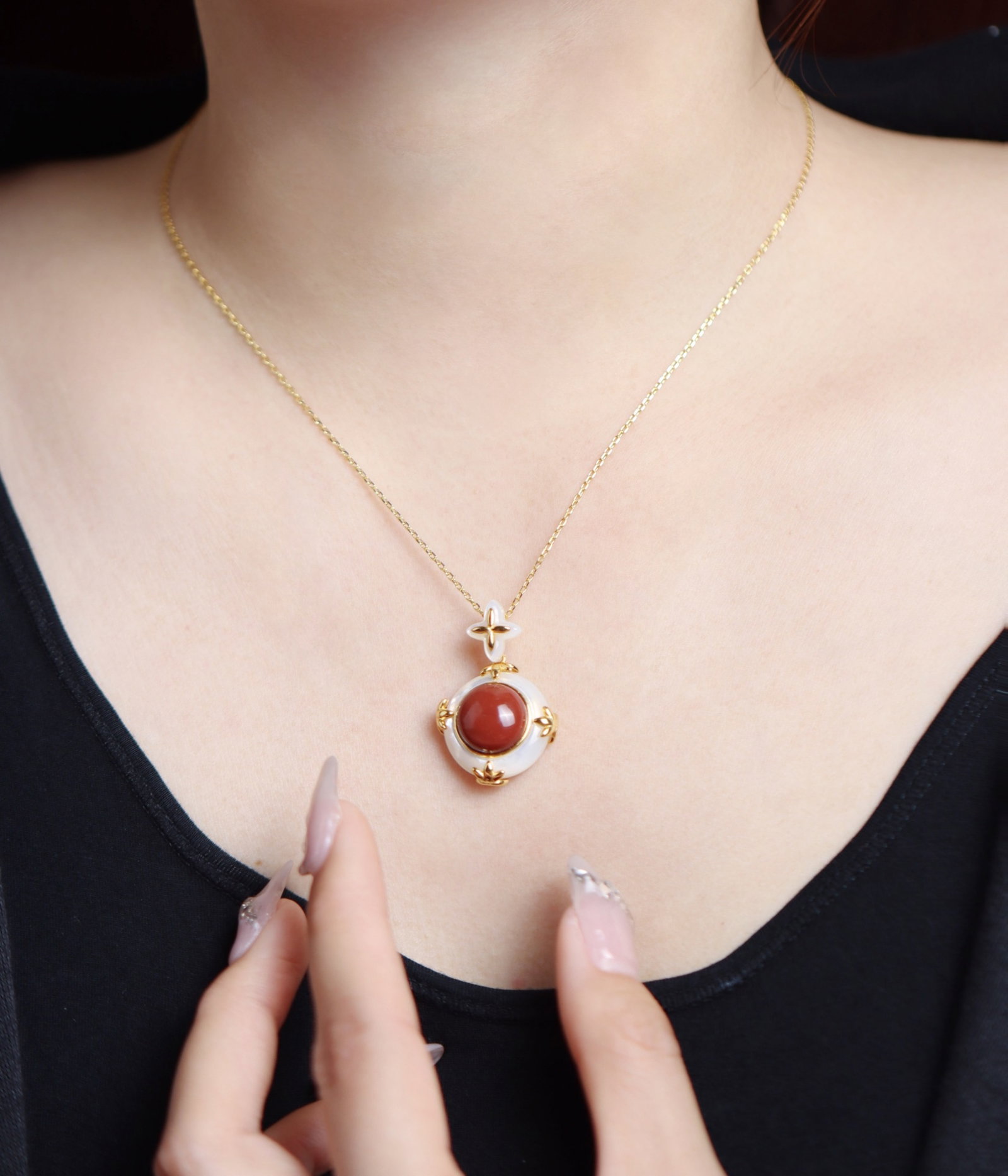 An Exquisite Sterling Silver-Gold Plated Inlaid Shell Pendant, Inlaid Agate: An Exquisite Sterling Silver-Gold Plated Inlaid Shell Pendant, Inlaid Agate 纯银镀金镶贝壳吊坠,嵌玛瑙