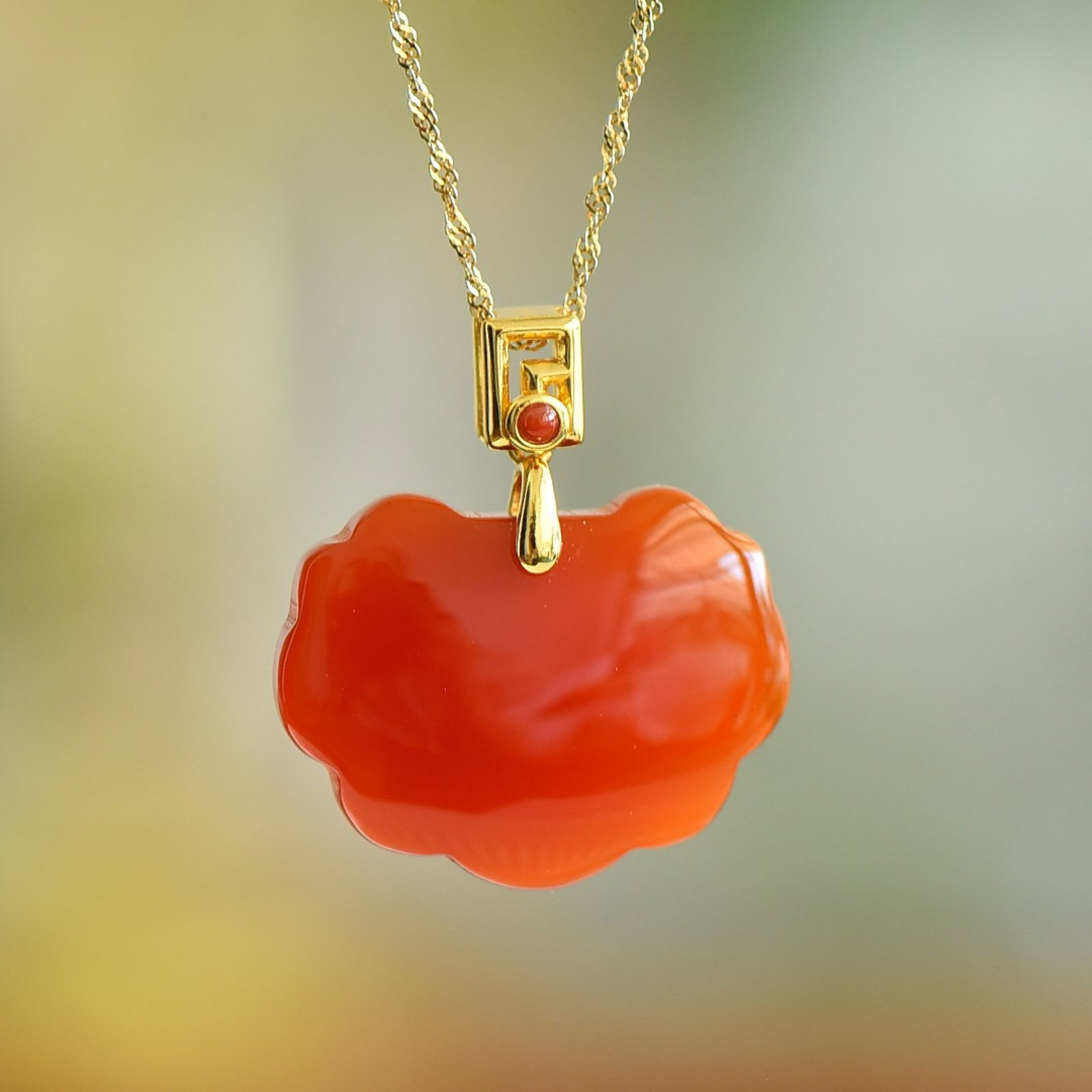 An Exquisite Sterling Silver-Gold Plated Inlaid Red Agate Necklace: An Exquisite Sterling Silver-Gold Plated Inlaid Red Agate Necklace,Size:21mmx28mm 纯银镀金镶红玛瑙项链
