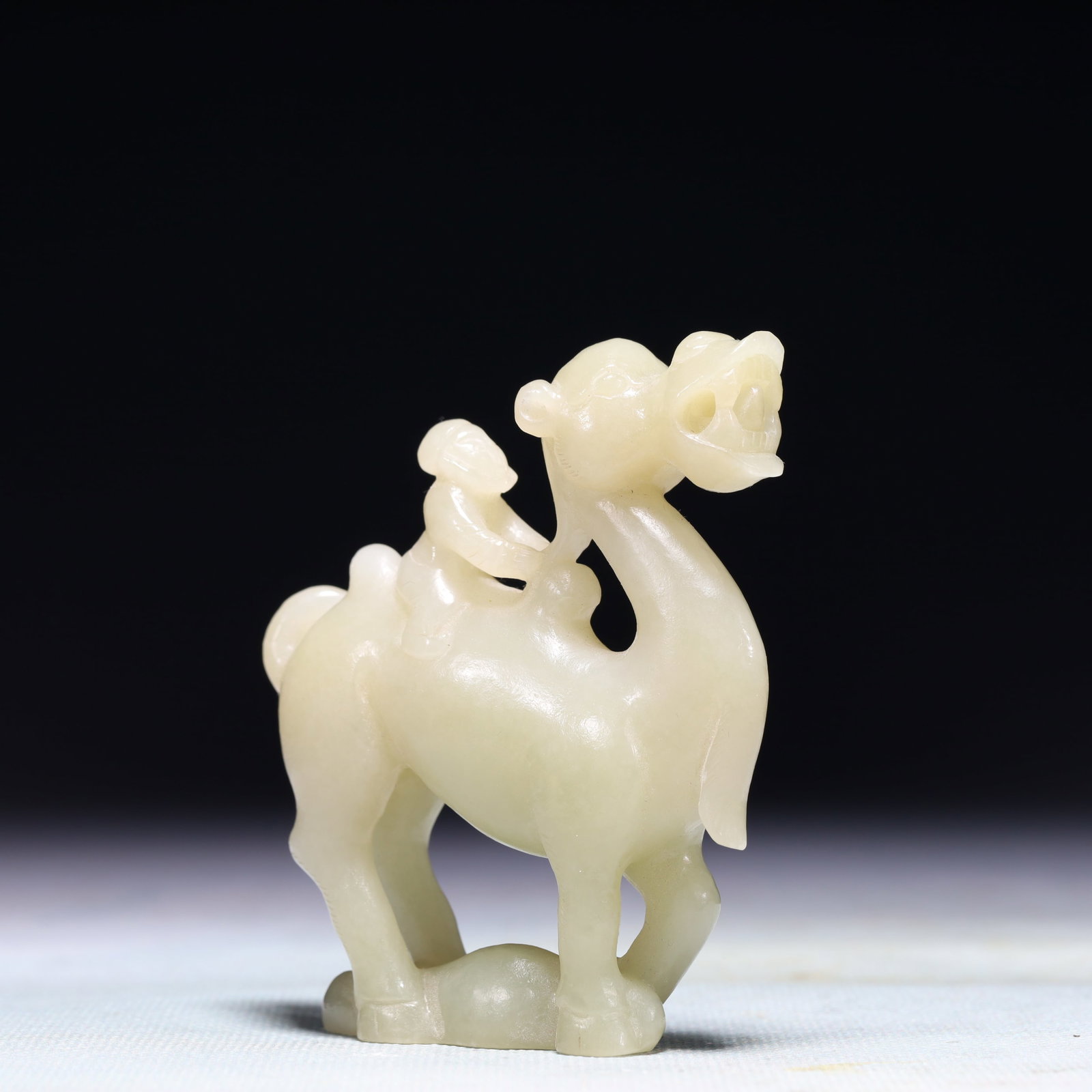 An Exquisite White Jade Camel Ornament - 2