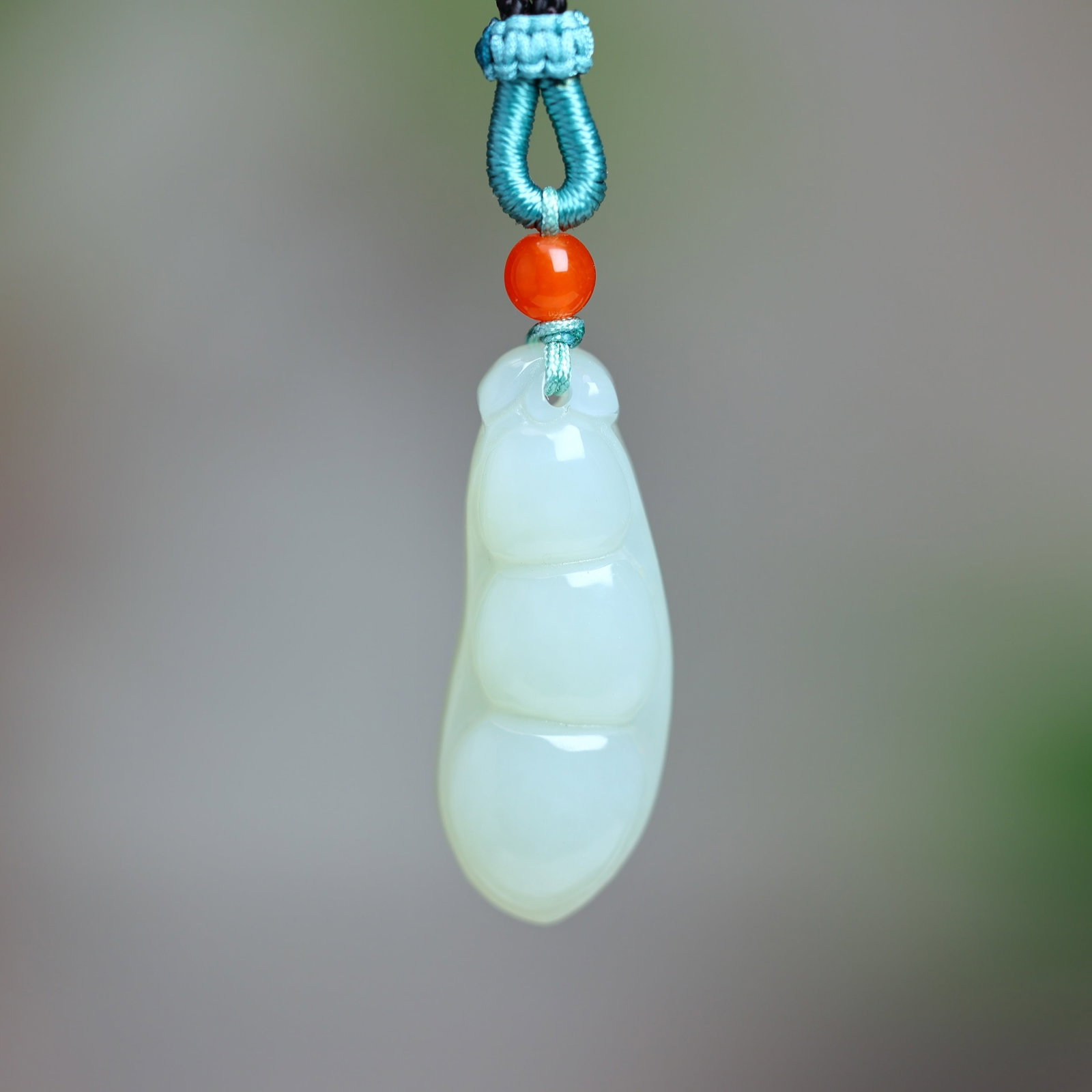 An Exquisite White Jade Pod Pendant: An Exquisite White Jade Pod Pendant,Size:34mmx13mm (寓意)四季平安,吉祥福豆,玉脂白润细腻