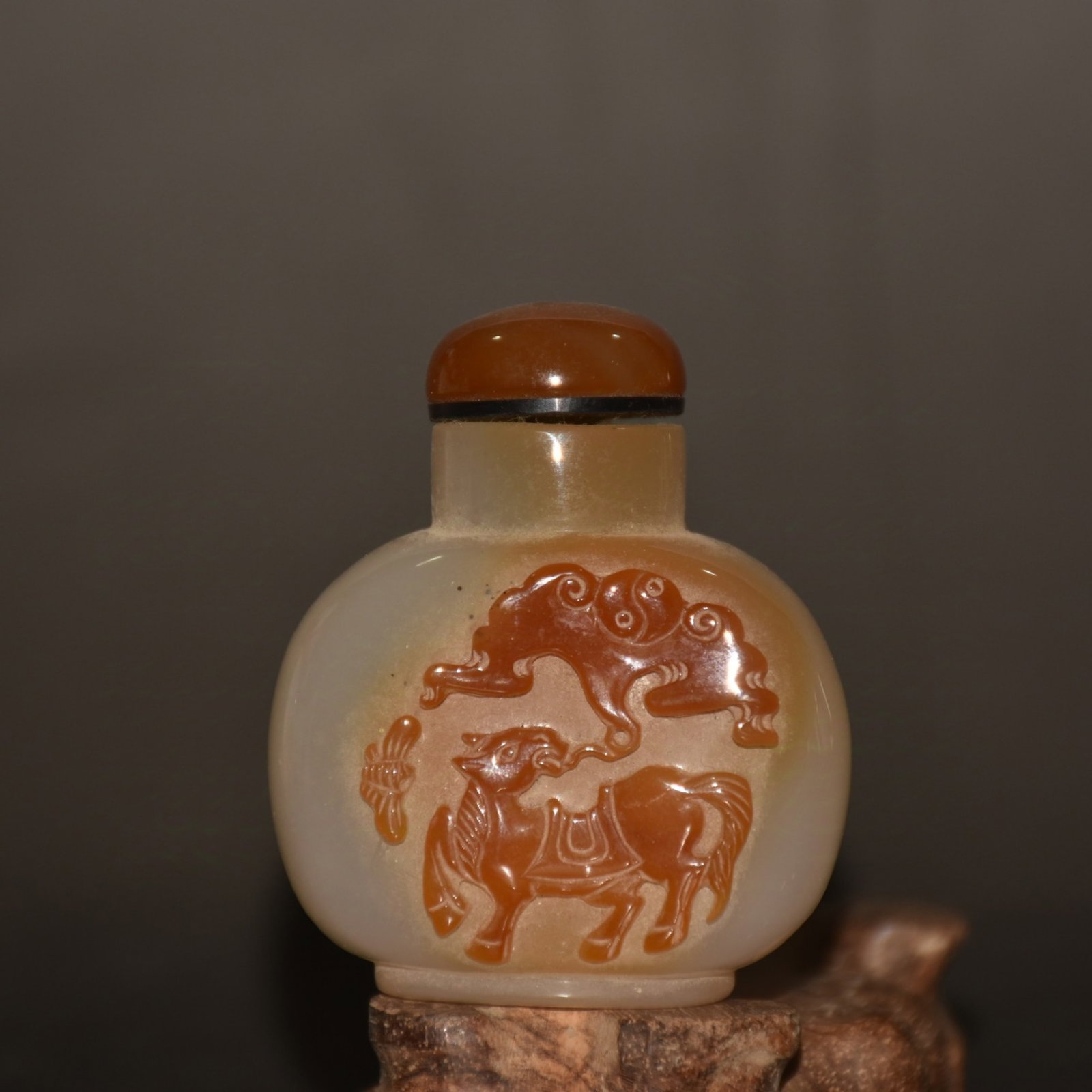 An Exquisite Agate Horse Pattern Snuff Bottle: An Exquisite Agate Horse Pattern Snuff Bottle,Qing Dynasty,China,Size:2.2inx1.2inx2.6in,Weight:81g 玛瑙骏马纹鼻烟壶,中国清代