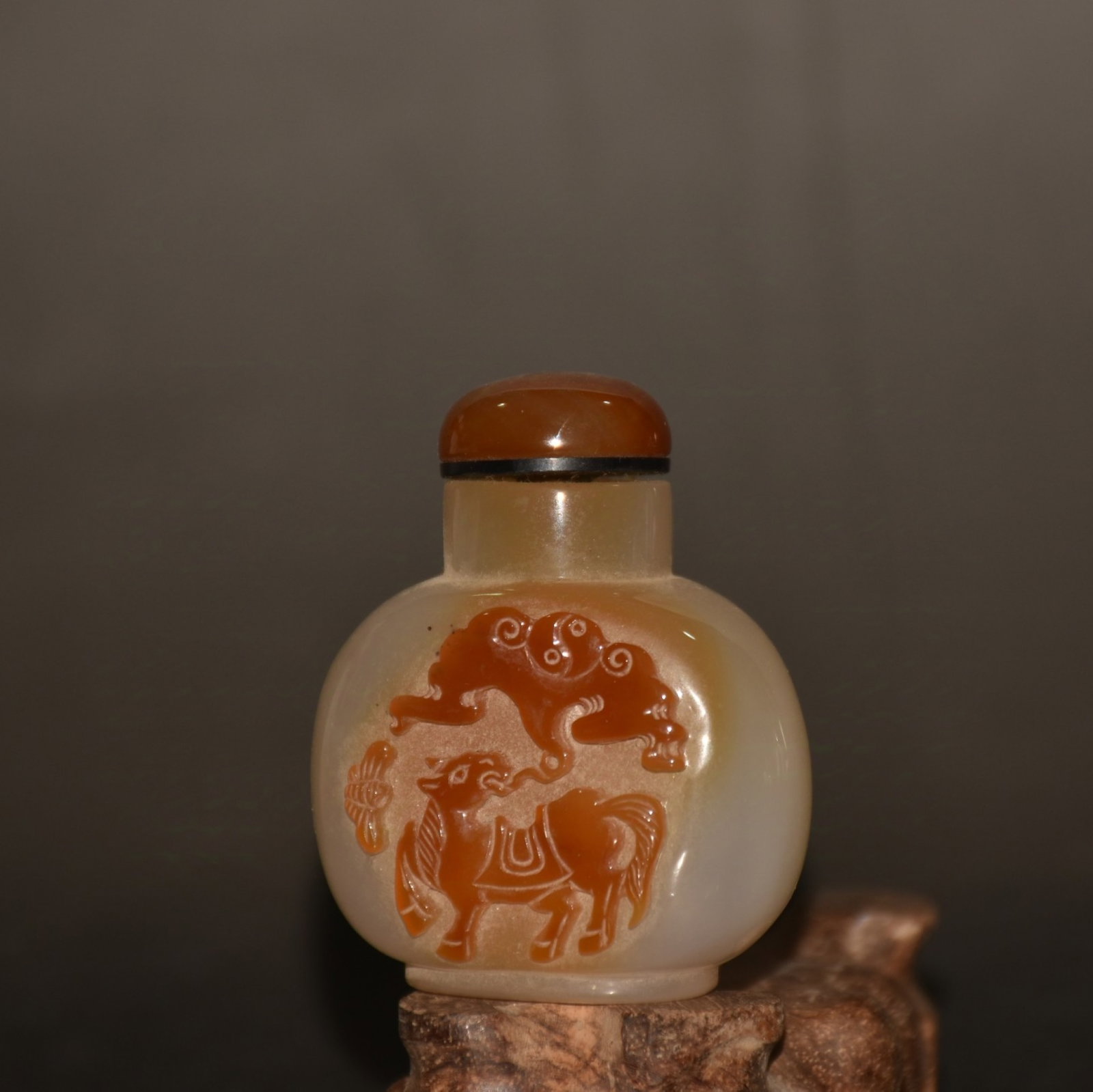 An Exquisite Agate Horse Pattern Snuff Bottle - 2