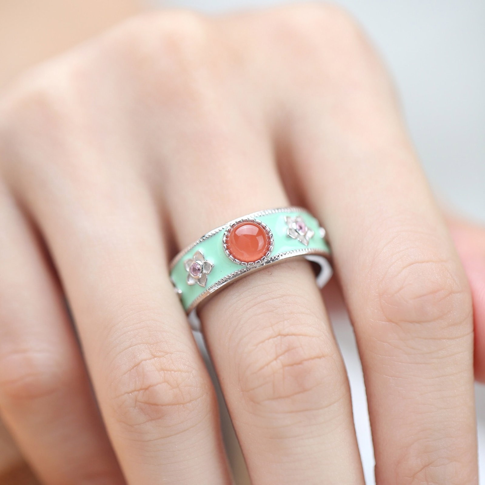 An Exquisite Sterling Silver-Gold Plated Inlaid Agate Enamel Ring: An Exquisite Sterling Silver-Gold Plated Inlaid Agate Enamel Ring,Size:23mmx23.6mm,Weight:4.9g 纯银镀金镶玛瑙珐琅戒指