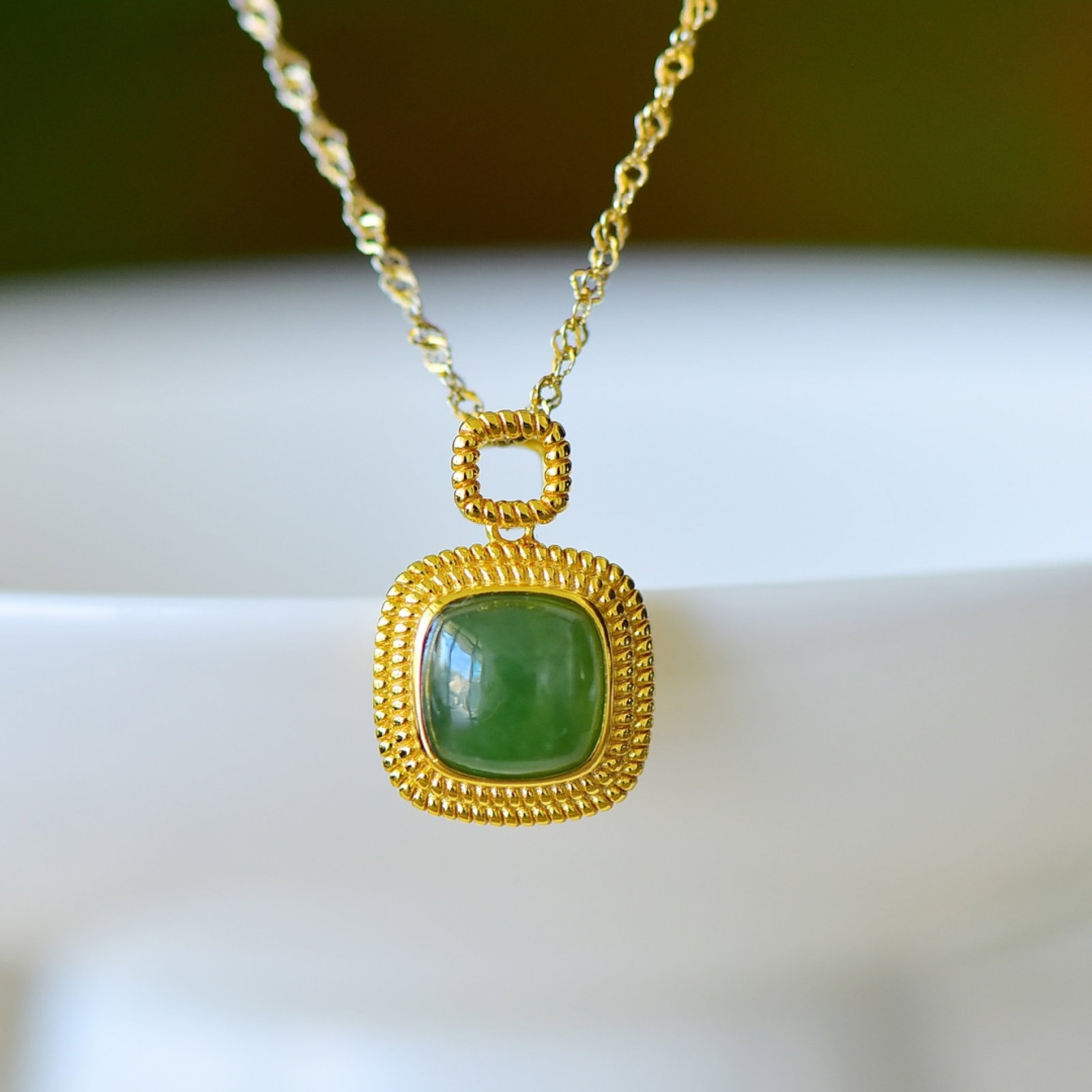 An Exquisite Sterling Silver-Gold Plated Inlaid Jasper Pendant: An Exquisite Sterling Silver-Gold Plated Inlaid Jasper Pendant,Size:8mmx8mm 纯银镀金镶碧玉吊坠