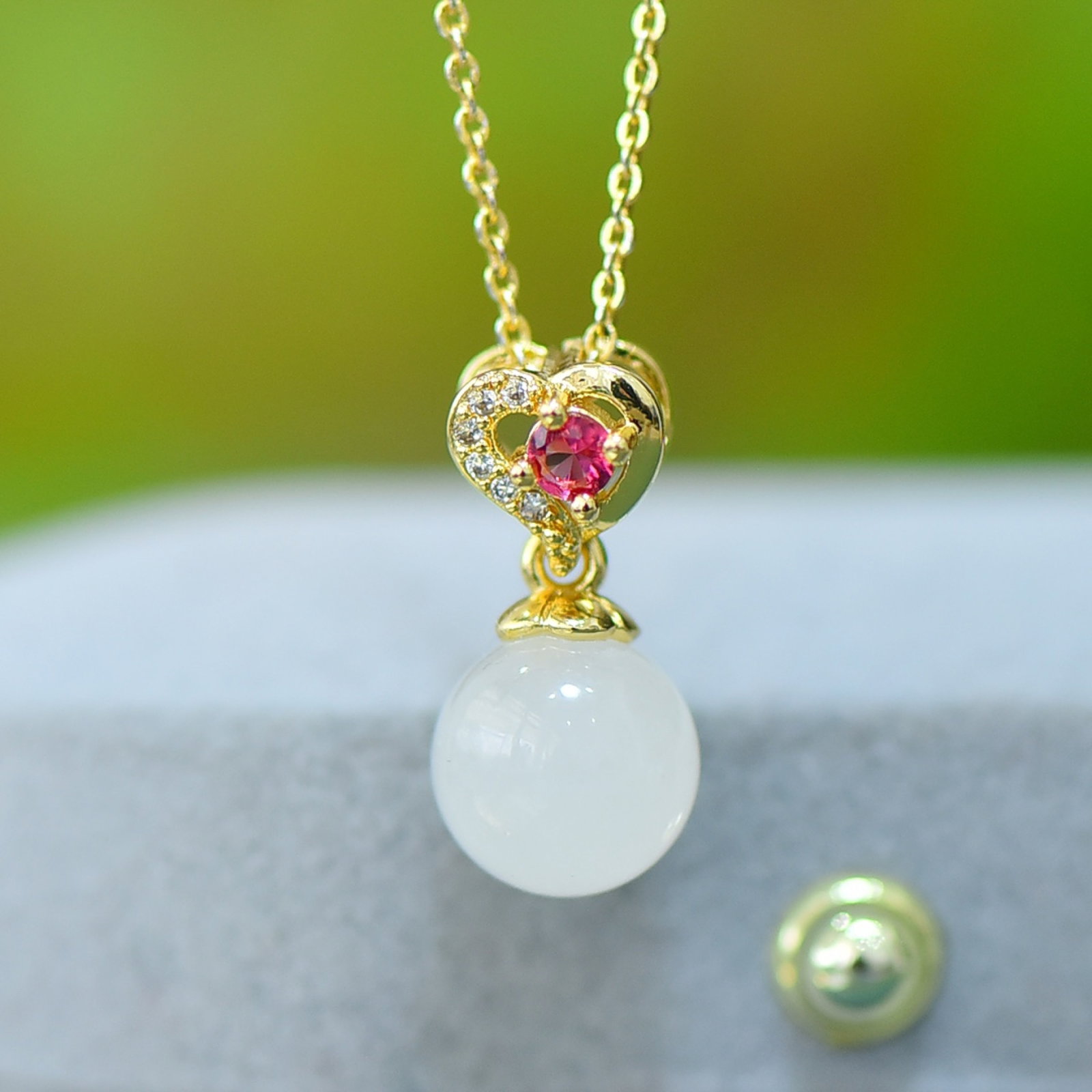 An Exquisite Bronze-Gold Plated Inlaid White Jade Necklace: An Exquisite Bronze-Gold Plated Inlaid White Jade Necklace,Size:3.9inx3.9in 铜镀金镶白玉项链