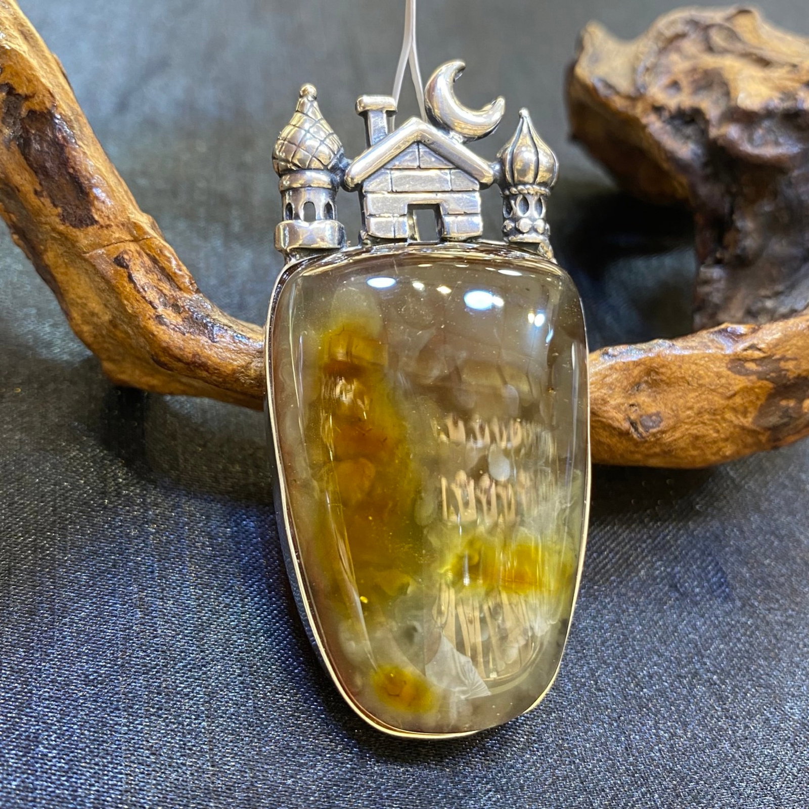 An Exquisite Beeswax Inlaid Silver Necklace: An Exquisite Beeswax Inlaid Silver Necklace,Size:31.4mm,Weight:19g 蜜蜡镶银项链