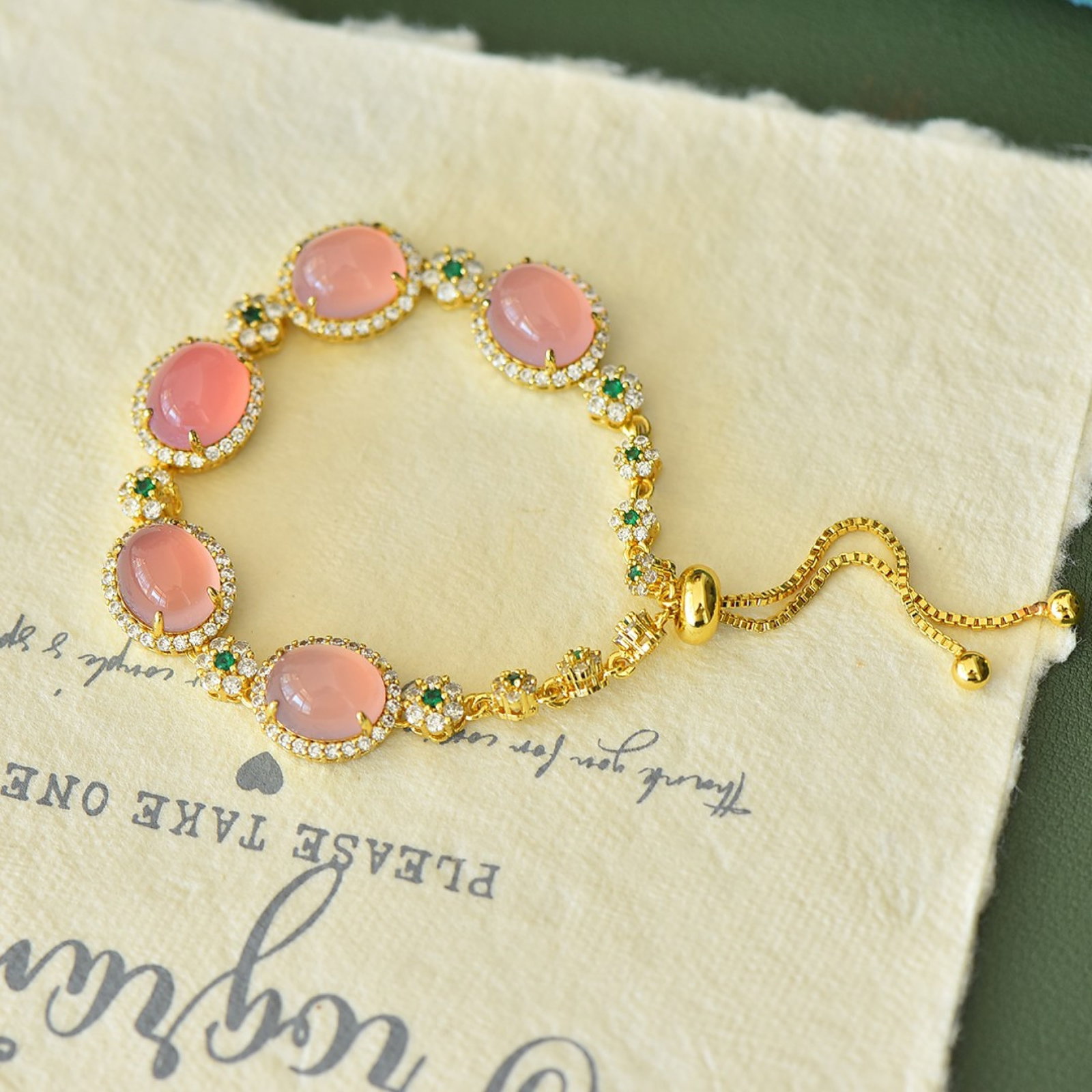 An Exquisite Bracelets,Inlaid Diamond: An Exquisite Bracelets Size:10mmx12mm 手链