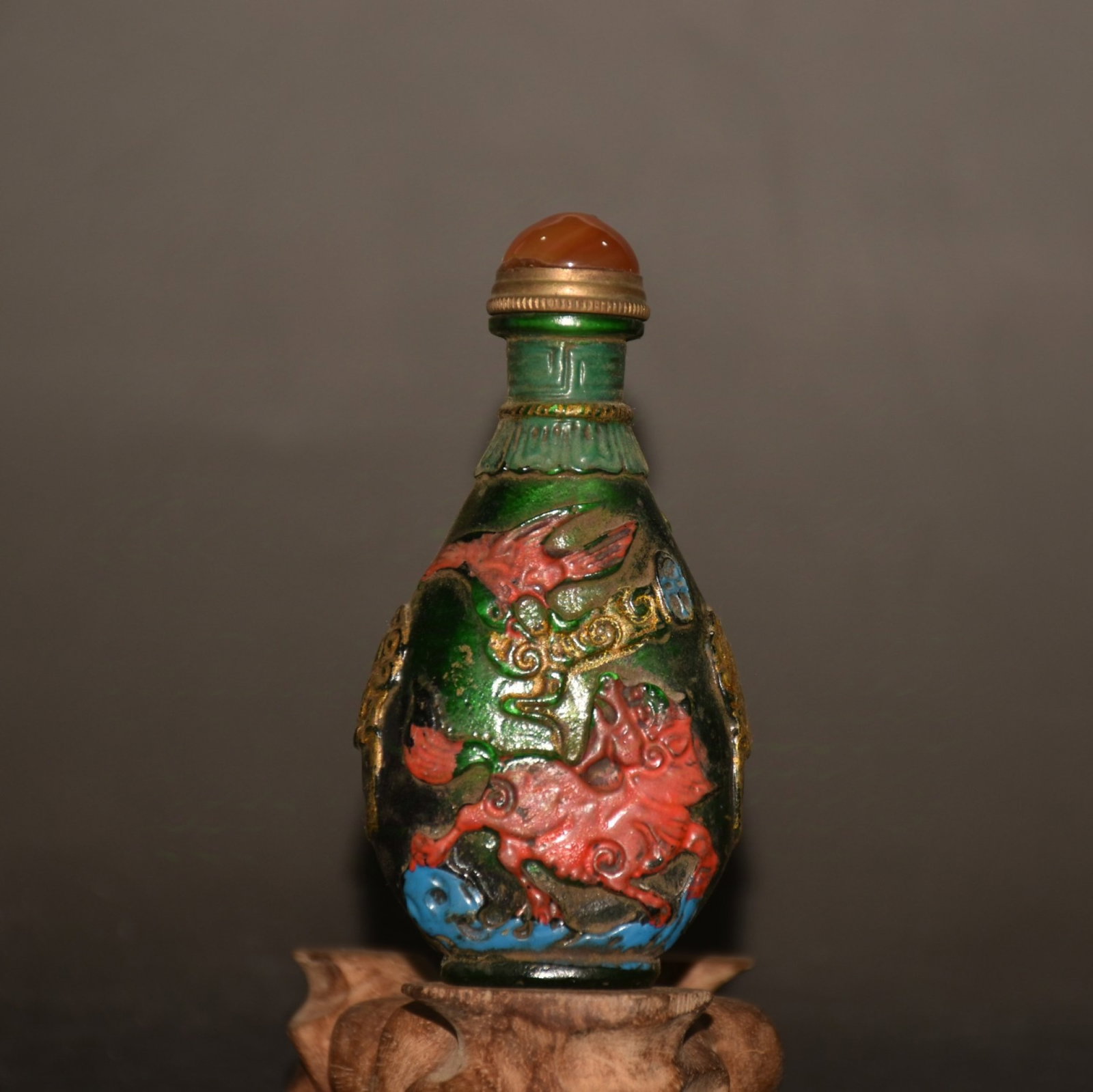 An Exquisite Glass Beast Pattern Snuff Bottle: An Exquisite Glass Beast Pattern Snuff Bottle,Qing Dynasty,China,Qianlong Four-character Mark,Size:1.8inx0.8inx3.5in,Weight:106g 琉璃兽纹鼻烟壶,中ࢲ
