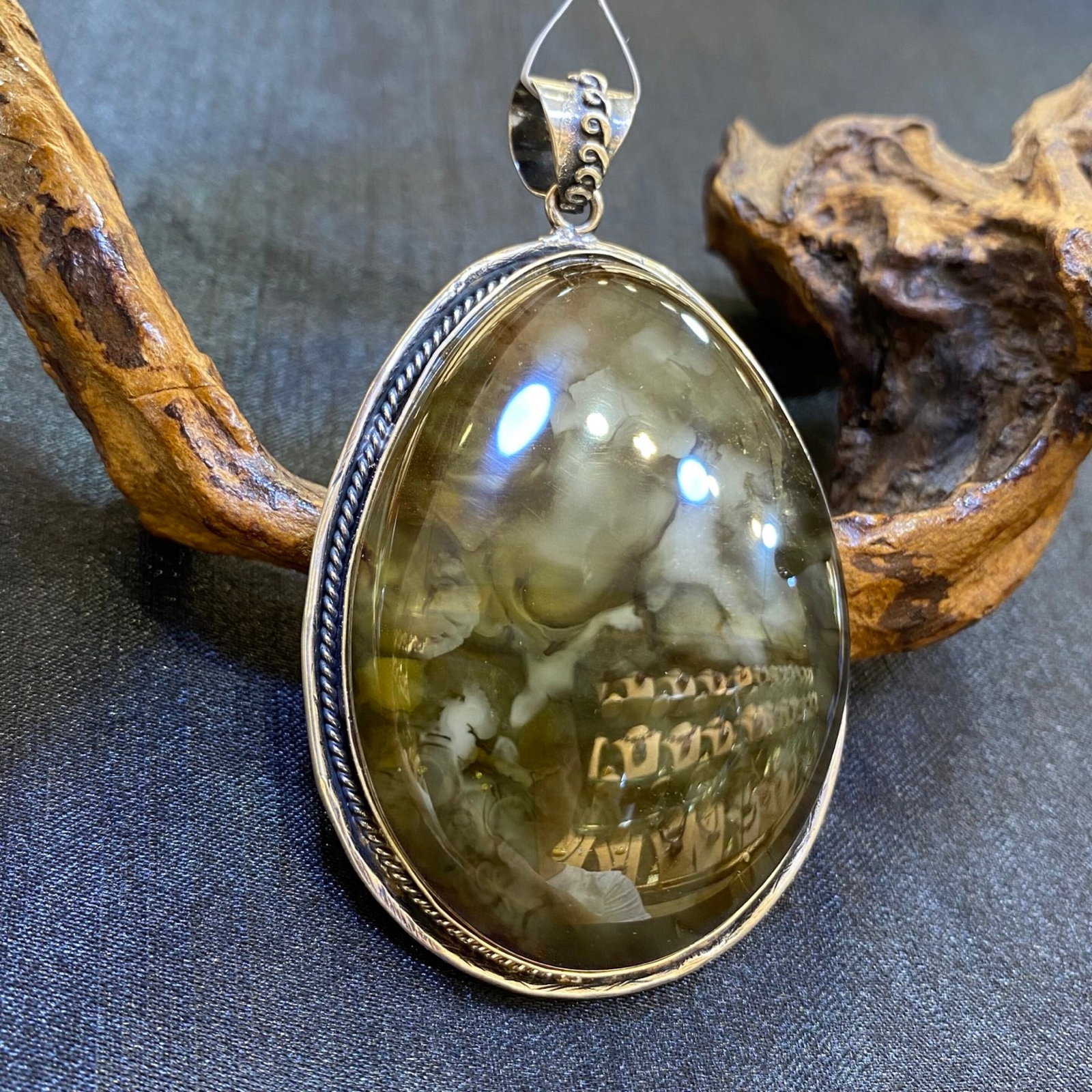 An Exquisite Beeswax Inlaid Silver Necklace: An Exquisite Beeswax Inlaid Silver Necklace,Size:46.8mm,Weight:29.6g 蜜蜡镶银项链