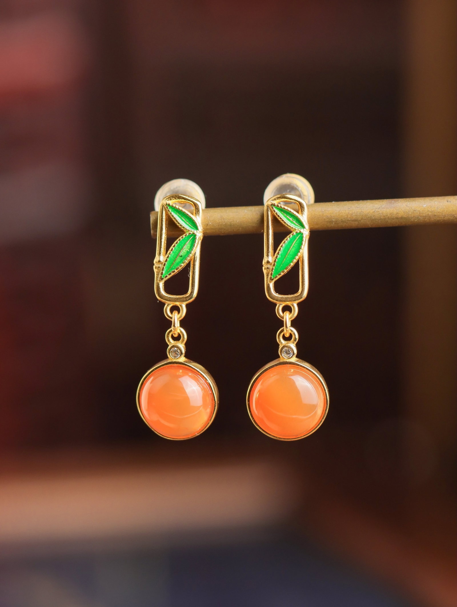 A Pair of Exquisite Sterling Silver-Gold Plated Inlaid Agate Enamel Earrings: A Pair of Exquisite Sterling Silver-Gold Plated Inlaid Agate Enamel Earrings 一对纯银镀金镶玛瑙珐琅耳环
