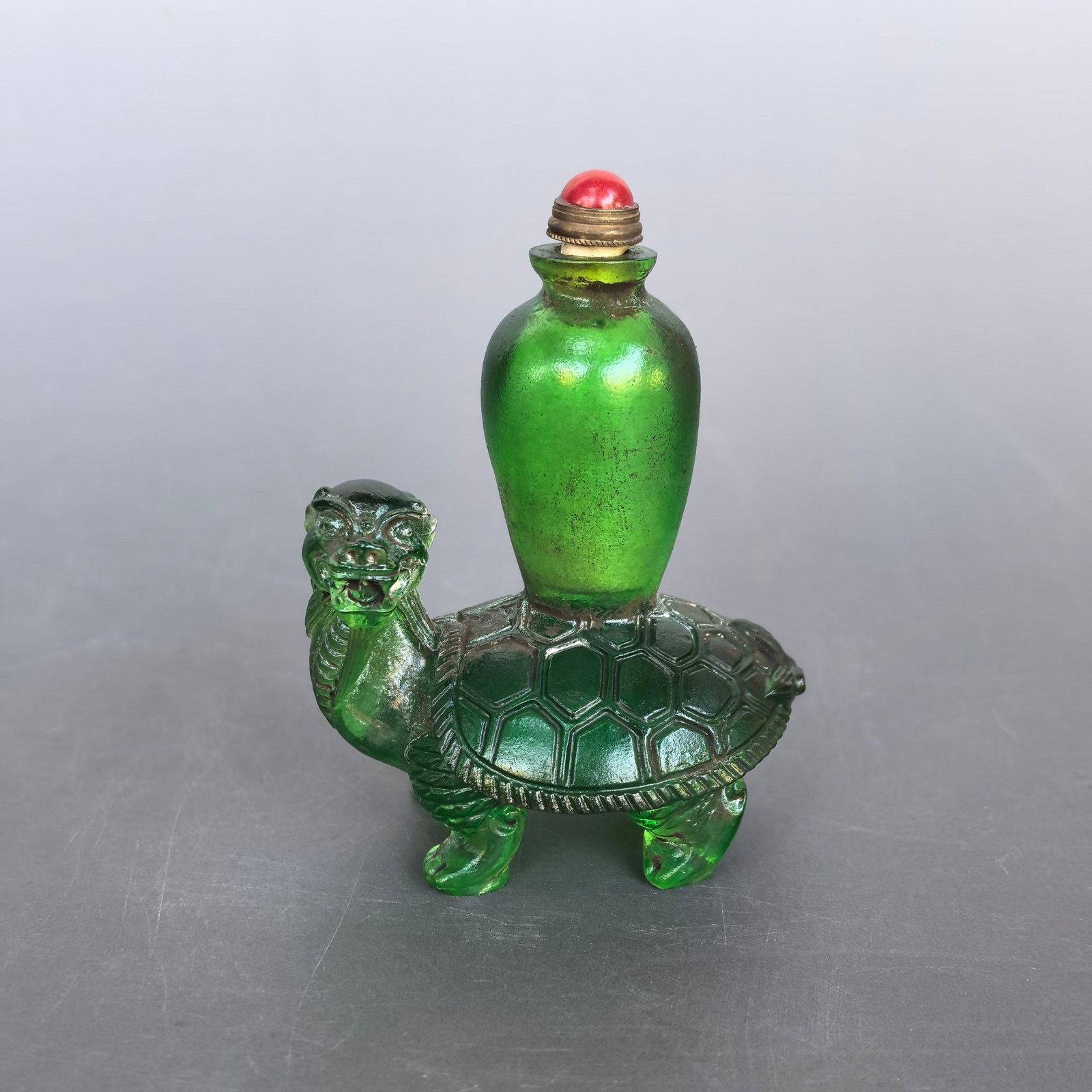 An Exquisite Glass Dragon and Turtle Snuff Bottle: An Exquisite Glass Dragon and Turtle Snuff Bottle,Qing Dynasty,China,Size:2.2inx1.8inx3in,Weight:102g 琉璃龙龟鼻烟壶,中国清代
