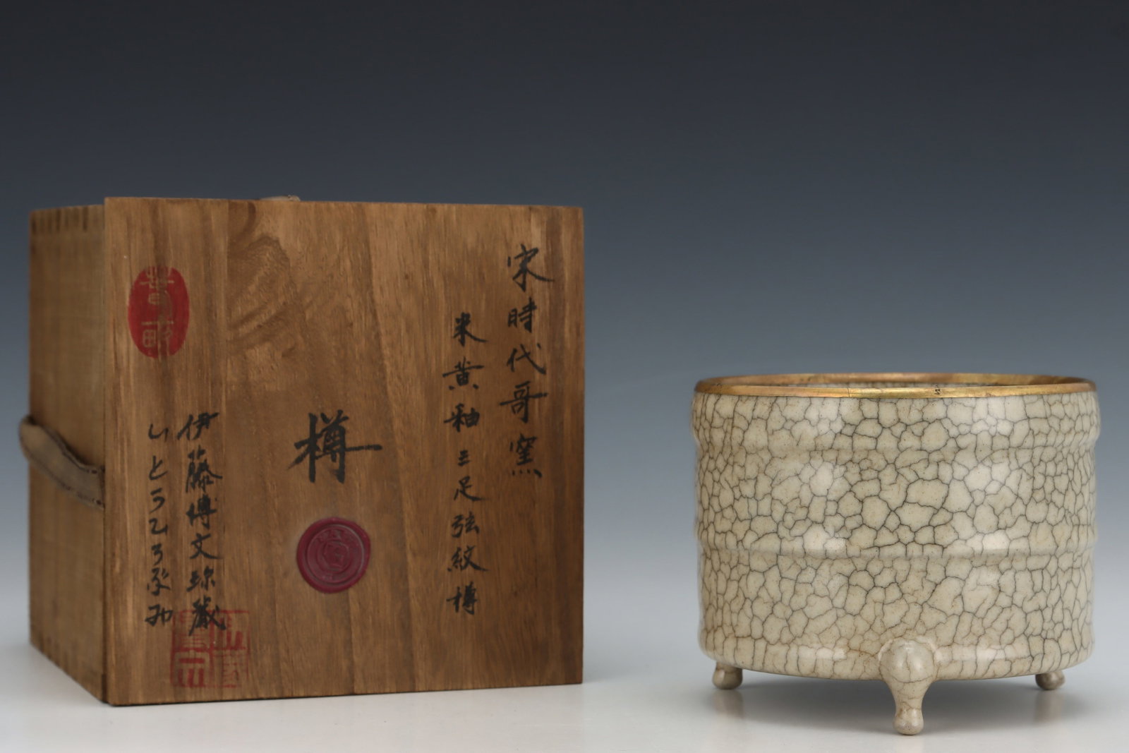 An Exquisite Ge yao Yellow Glazed Cover with Gold Tripod Jar,with an Imperial Poem by Emperor: An Exquisite Ge yao Yellow Glazed Cover with Gold Tripod Jar,with an Imperial Poem by Emperor Qianlong,Song Dynasty,China,Size:4.1inx5.1in 哥窑黄釉金口三Ū