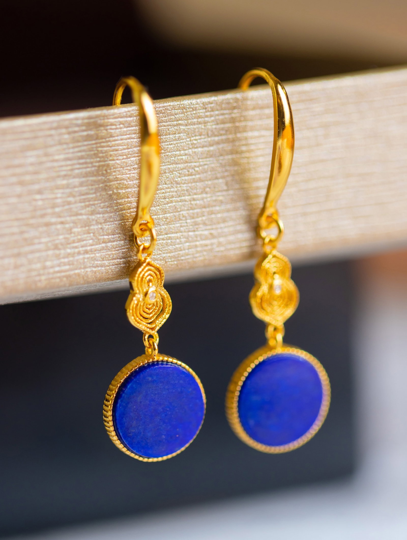 A Pair of Exquisite Sterling Silver-Gold Plated Inlaid Lapis Lazuli Earrings: A Pair of Exquisite Sterling Silver-Gold Plated Inlaid Lapis Lazuli Earrings 一对纯银镀金镶青金石耳环