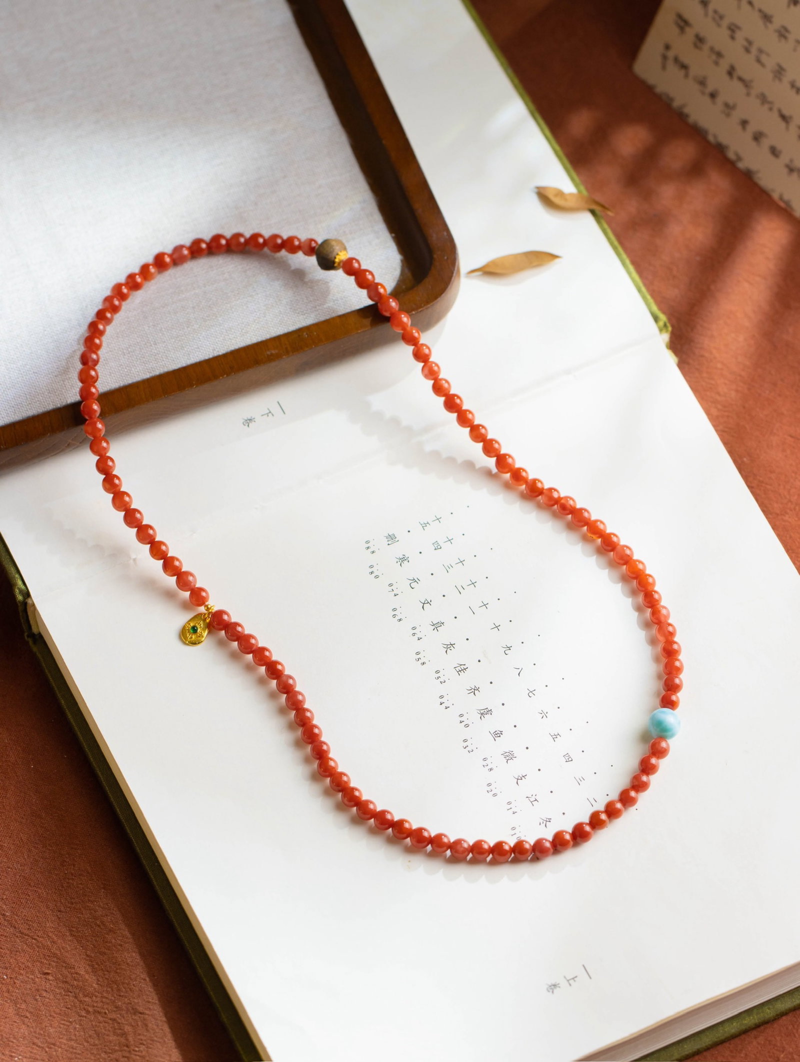 An Exquisite Sterling Silver-Gold Plated Inlaid Agate Necklace, Inlaid Eaglewood: An Exquisite Sterling Silver-Gold Plated Inlaid Agate Necklace, Inlaid Eaglewood 纯银镀金镶玛瑙项链,嵌沉香木