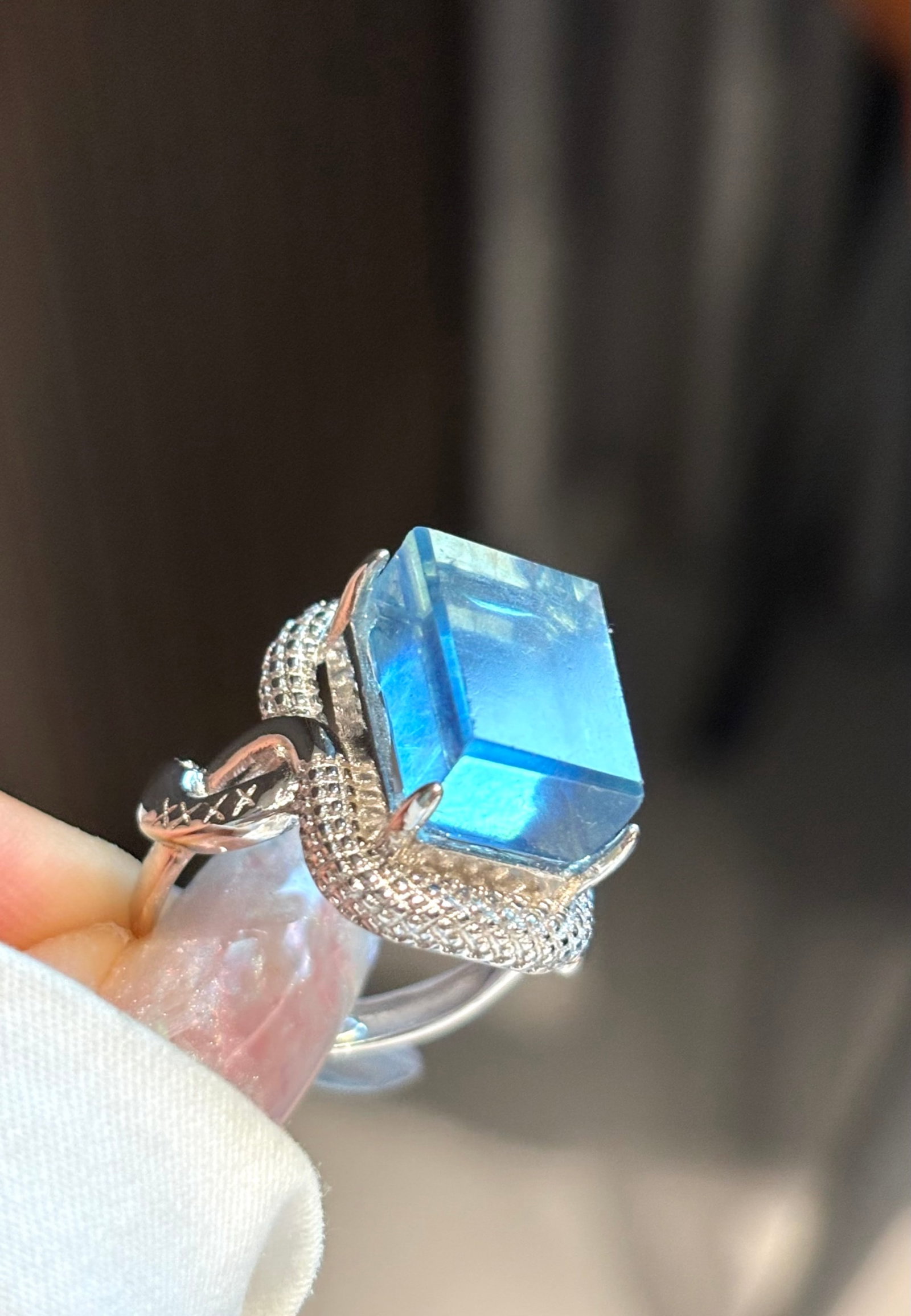 An Exquisite Sterling Silver Inlaid Aquamarine Ring: An Exquisite Sterling Silver Inlaid Aquamarine Ring,Size:15mmx11mm,Weight:6.8g 纯银镶海蓝宝戒指