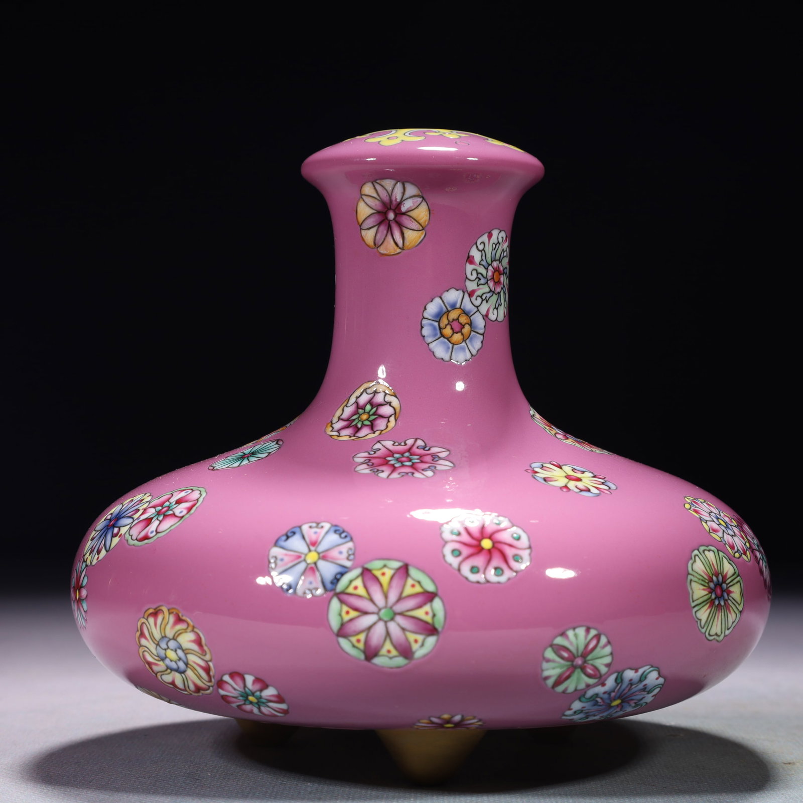 An Exquisite Pink Ground Famille-Rose Flower Pattern Tripod Vase: An Exquisite Pink Ground Famille-Rose Flower Pattern Tripod Vase,Qing Dynasty,China,Qianlong Six-character Mark,Size:5.9inx6.1in,Weight:850g 粉地粉彩花卉纹