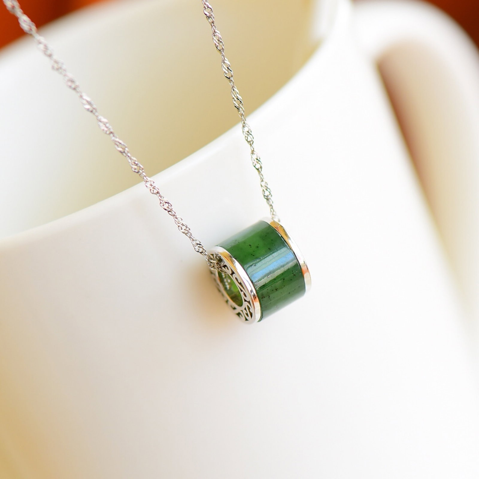 An Exquisite Sterling Silver-Gold Plated Inlaid Jasper Pendant: An Exquisite Sterling Silver-Gold Plated Inlaid Jasper Pendant,Size:8mmx12mm 纯银镀金镶碧玉吊坠