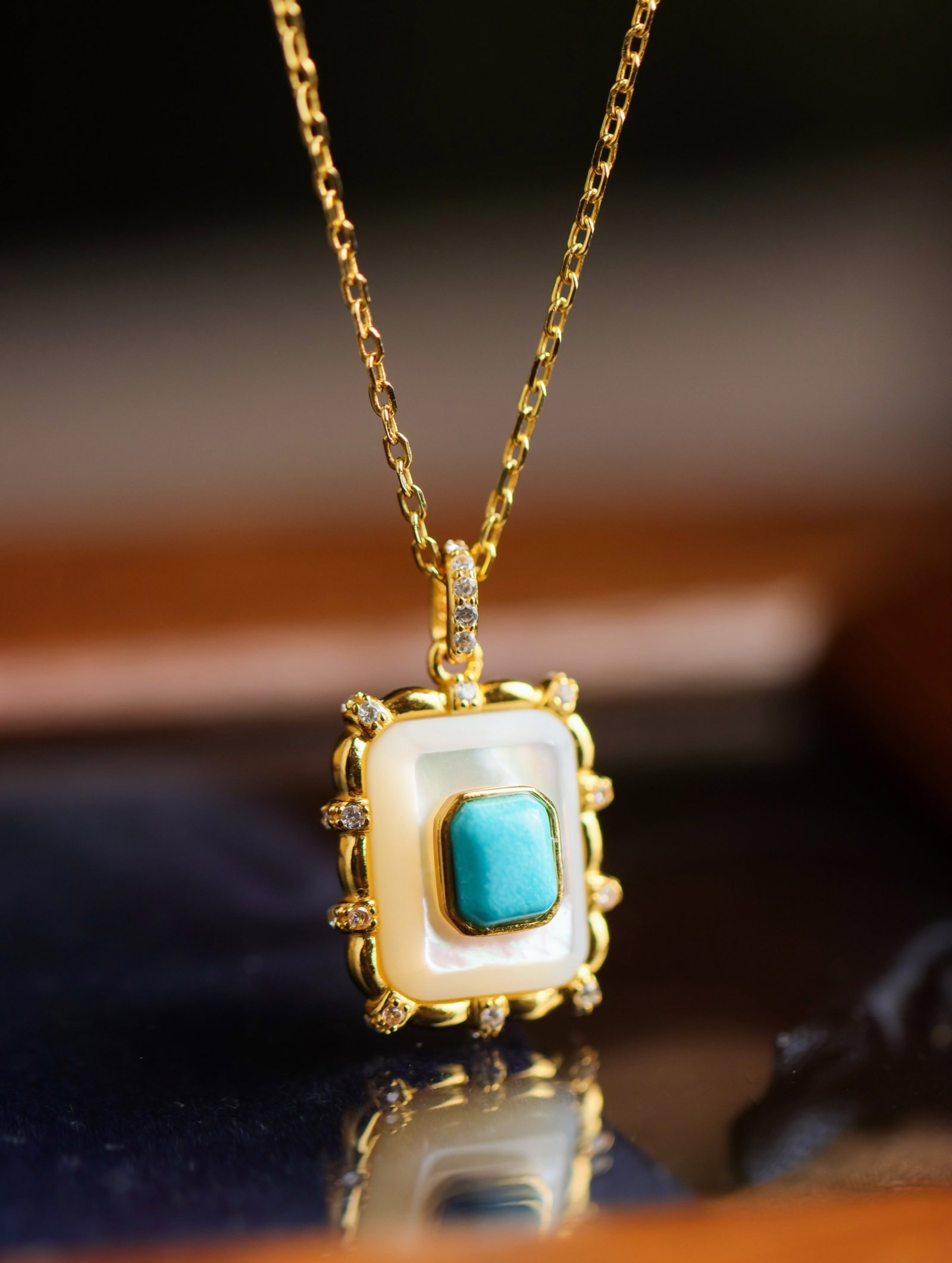 An Exquisite Sterling Silver-Gold Plated Inlaid Shell Pendant, Inlaid Turquoise and Diamond: An Exquisite Sterling Silver-Gold Plated Inlaid Shell Pendant, Inlaid Turquoise and Diamond 纯银镀金镶贝壳吊坠,嵌绿松石