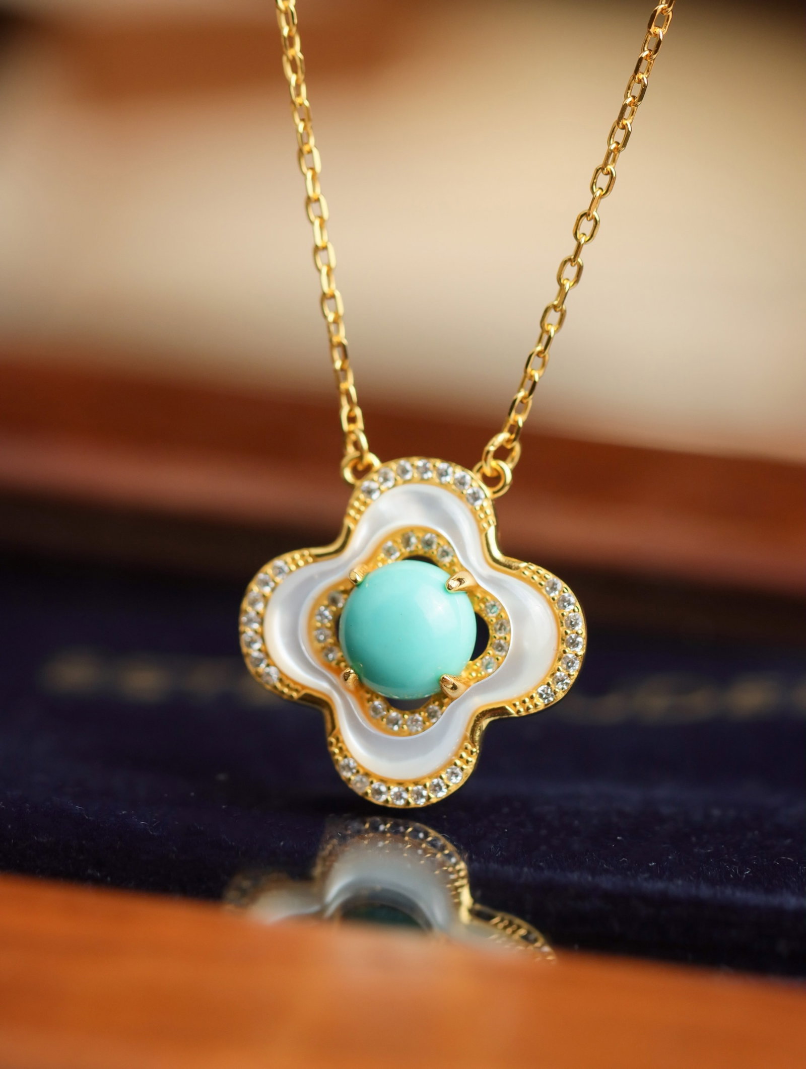 An Exquisite Sterling Silver-Gold Plated Inlaid Turquoise Pendant, Inlaid Shell and Diamond: An Exquisite Sterling Silver-Gold Plated Inlaid Turquoise Pendant, Inlaid Shell and Diamond 纯银镀金镶绿松石吊坠,嵌贝壳