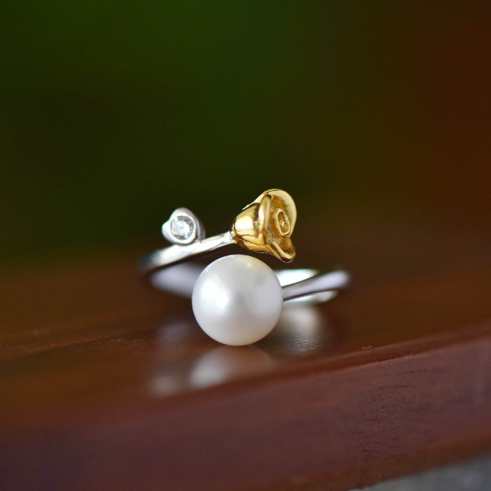 An Exquisite Sterling Silver-Gold Plated Inlaid Pearls Ring: An Exquisite Sterling Silver-Gold Plated Inlaid Pearls Ring,Size:8mmx8mm 纯银镀金镶珍珠戒指