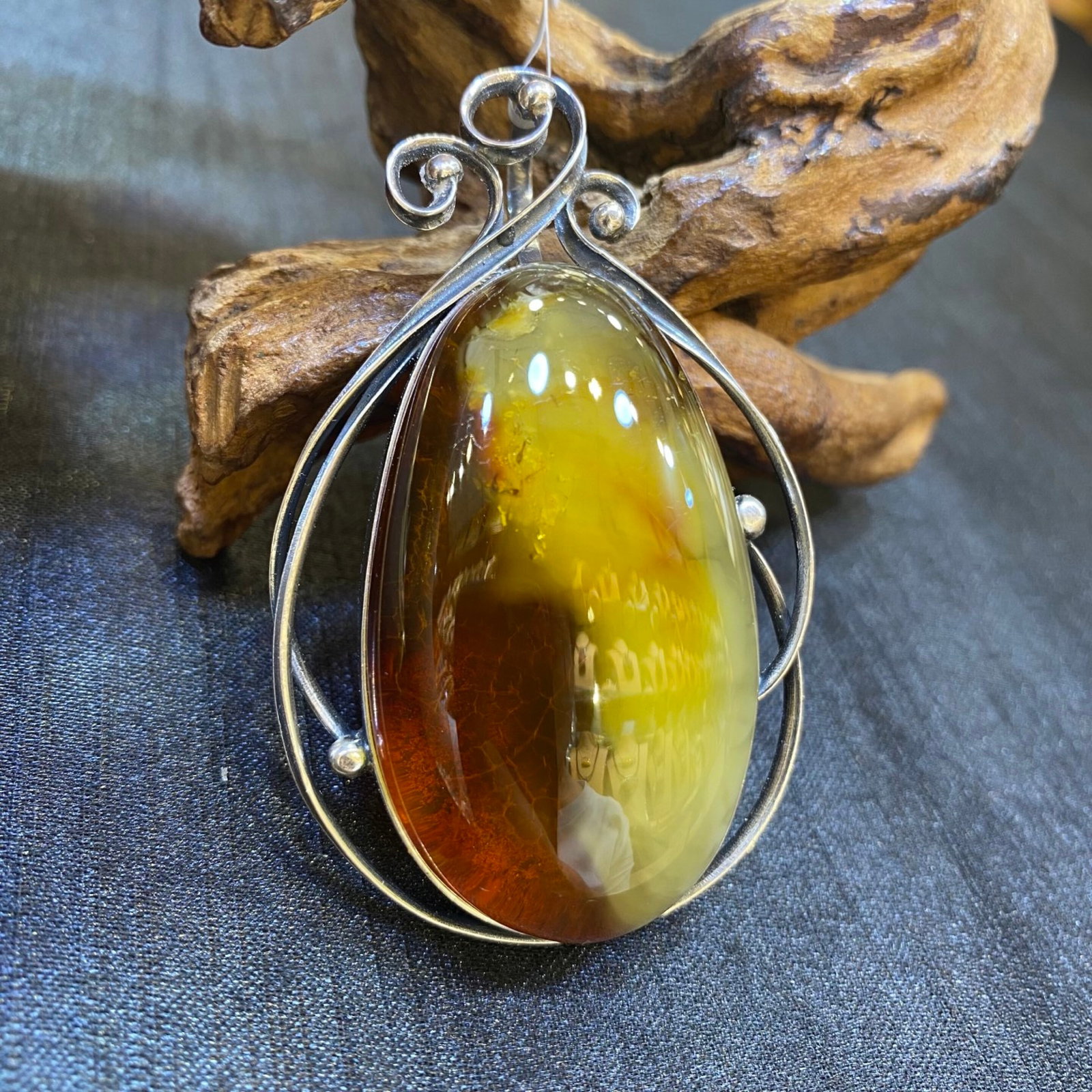 An Exquisite Beeswax Inlaid Silver Necklace: An Exquisite Beeswax Inlaid Silver Necklace,Size:41.8mm,Weight:25.4g 蜜蜡镶银项链