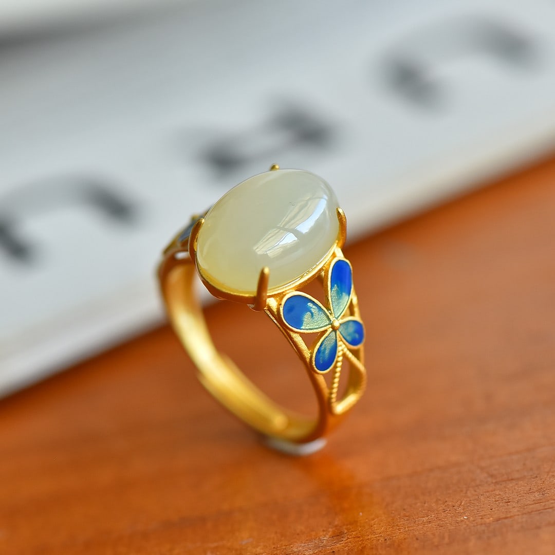 An Exquisite Sterling Silver-Gold Plated Inlaid White Jade Flower Pattern Ring: An Exquisite Sterling Silver-Gold Plated Inlaid White Jade Flower Pattern Ring,Size:10mmx14mm 纯银镀金镶白玉花卉纹戒指