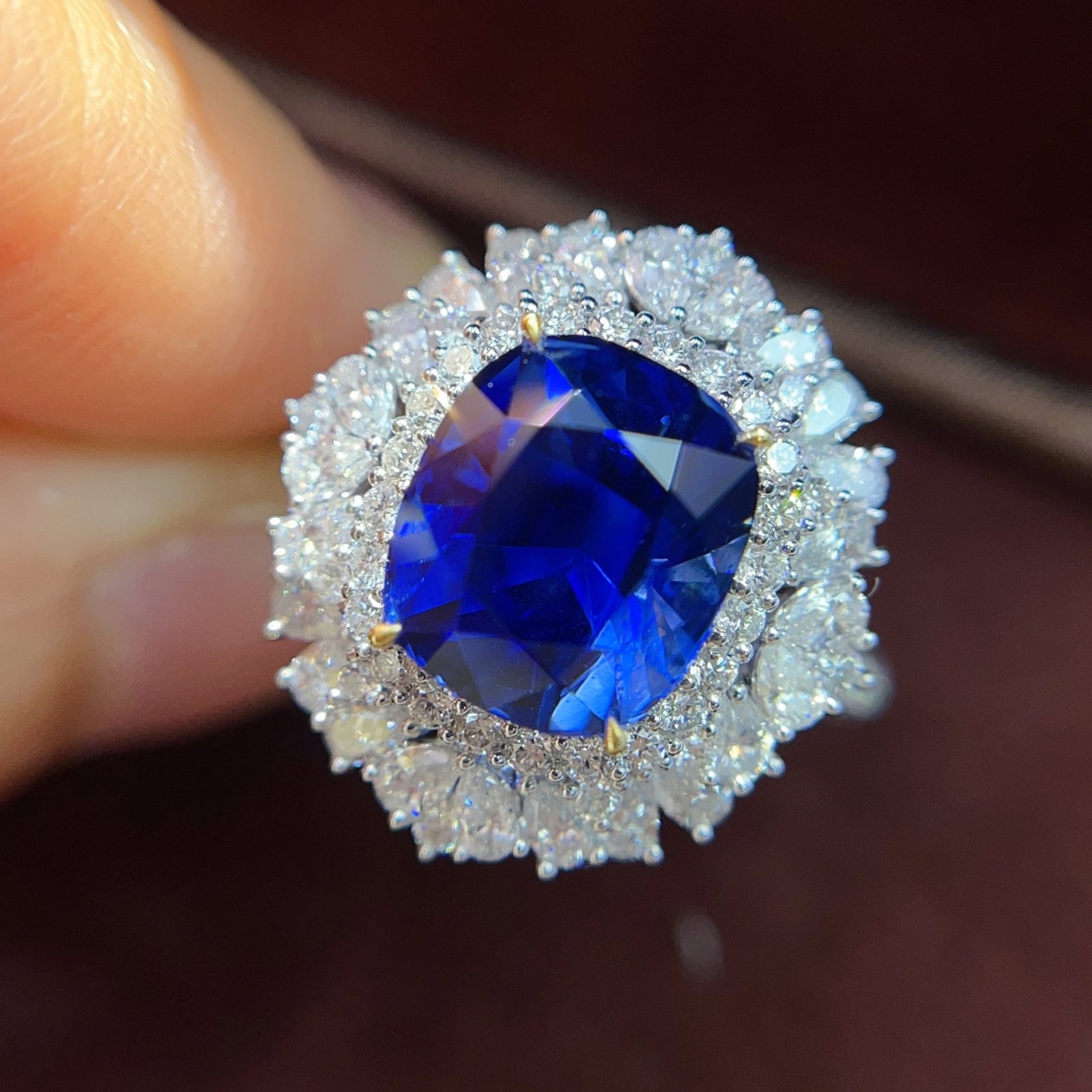 A Exquisite 18k Gold Inlaid 5.08ct Natural Sapphire and 1.588ct Diamond Ring: A Exquisite 18k Gold Inlaid 5.08ct Natural Sapphire and 1.588ct Diamond Ring,Total Weight:7.14g 18k金镶 5.08ct 天然蓝宝石和 1.588ct 钻石