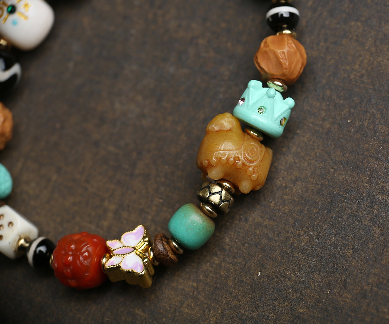 An Exquisite Multi-Gem Bracelets - 2