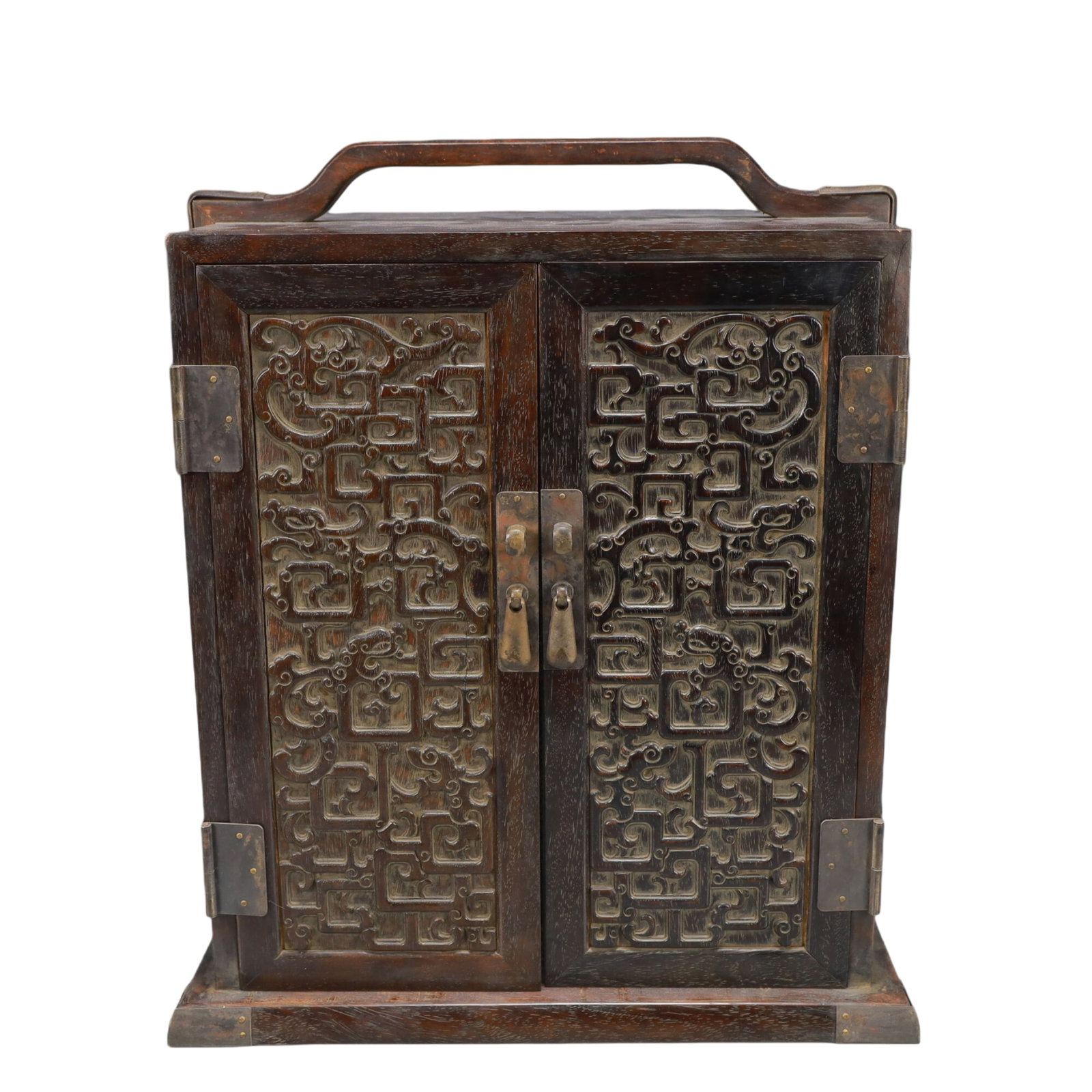 A Rare Zitanwood Dragon Pattern Box: A Rare Zitanwood Dragon Pattern Box,Qing Dynasty, China,Size:13.6inx9.4inx14.4in,Weight:7150g 紫檀木龙纹箱,中国清代