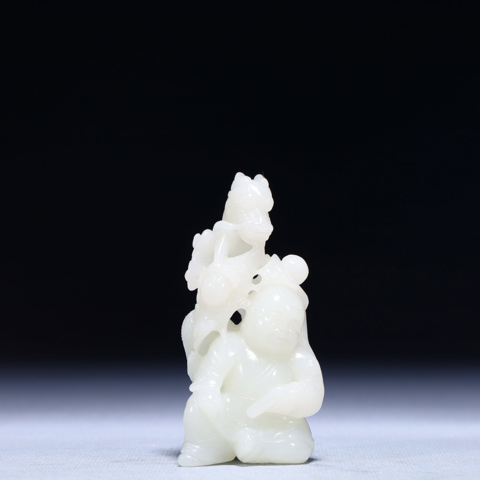 An Exquisite White Jade Figure Ornament: An Exquisite White Jade Figure Ornament,Qing Dynasty,China,Size:1.6inx1inx3.1in,Weight:104g 白玉人物摆件,中国清代