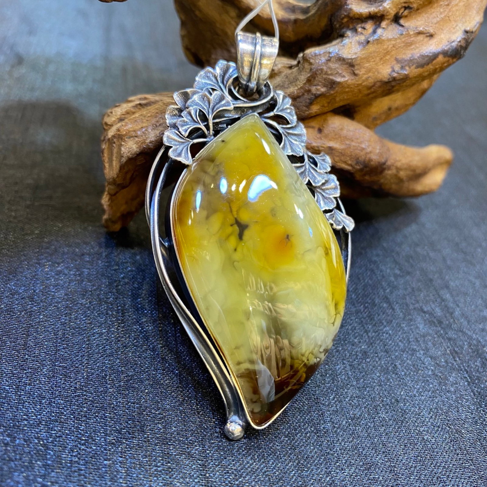 An Exquisite Beeswax Inlaid Silver Necklace: An Exquisite Beeswax Inlaid Silver Necklace,Size:35.4mm,Weight:20.7g 蜜蜡镶银项链