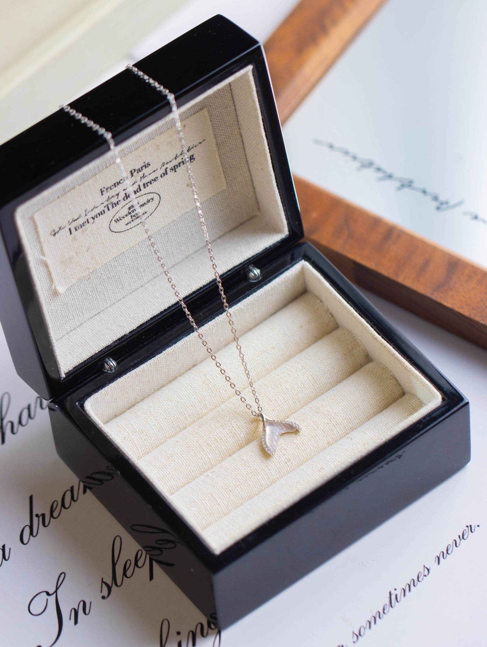 An Exquisite Sterling Silver Inlaid Crystal Pendant,Inlaid Diamond: An Exquisite Sterling Silver Inlaid Crystal Pendant,Inlaid Diamond 纯银镶水晶吊坠,嵌钻石