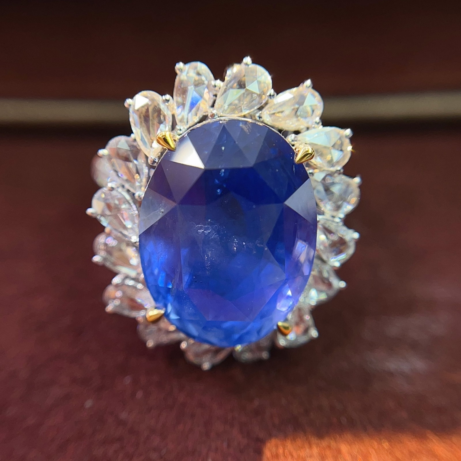 A Exquisite 18k Gold Inlaid 17.35ct Natural Sapphire and 1.780ct Diamond Ring: A Exquisite 18k Gold Inlaid 17.35ct Natural Sapphire and 1.780ct Diamond Ring,Total Weight:10.93g 18k金镶 17.35ct 天然蓝宝石和 1.780ct 钻石&