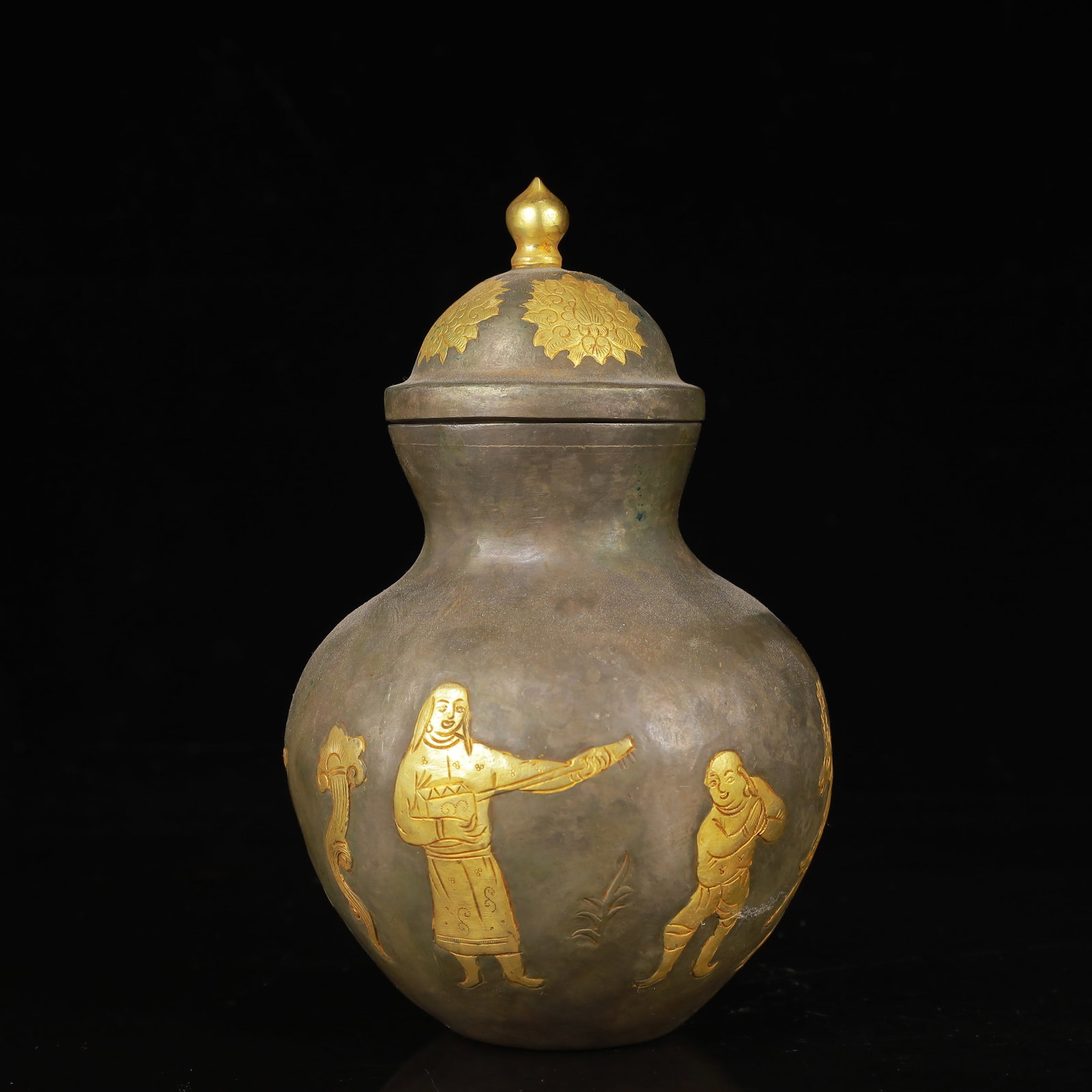 An Exquisite Gilt Silver Figure Pattern Gourd Vase: An Exquisite Gilt Silver Figure Pattern Gourd Vase,Tang Dynasty,China,Zhenguan Four-Character Mark,Size:3.9inx6.3in,Weight:400g 银鎏金人物纹葫芦瓶