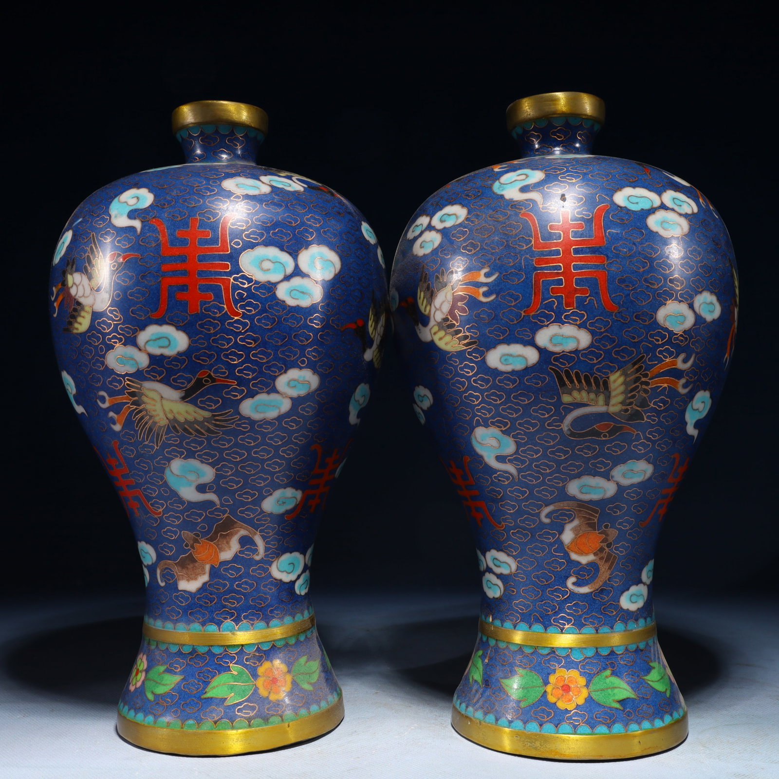 A Pair of Exquisite Cloisonne Bats and Crane Pattern Vases: A Pair of Exquisite Cloisonne Bats and Crane Pattern Vases,Ming Dynasty,China,Xuande Four-character Mark,Size:5.9inx11.8in,Weight:5200g 一对景泰蓝蝙蝠鹤