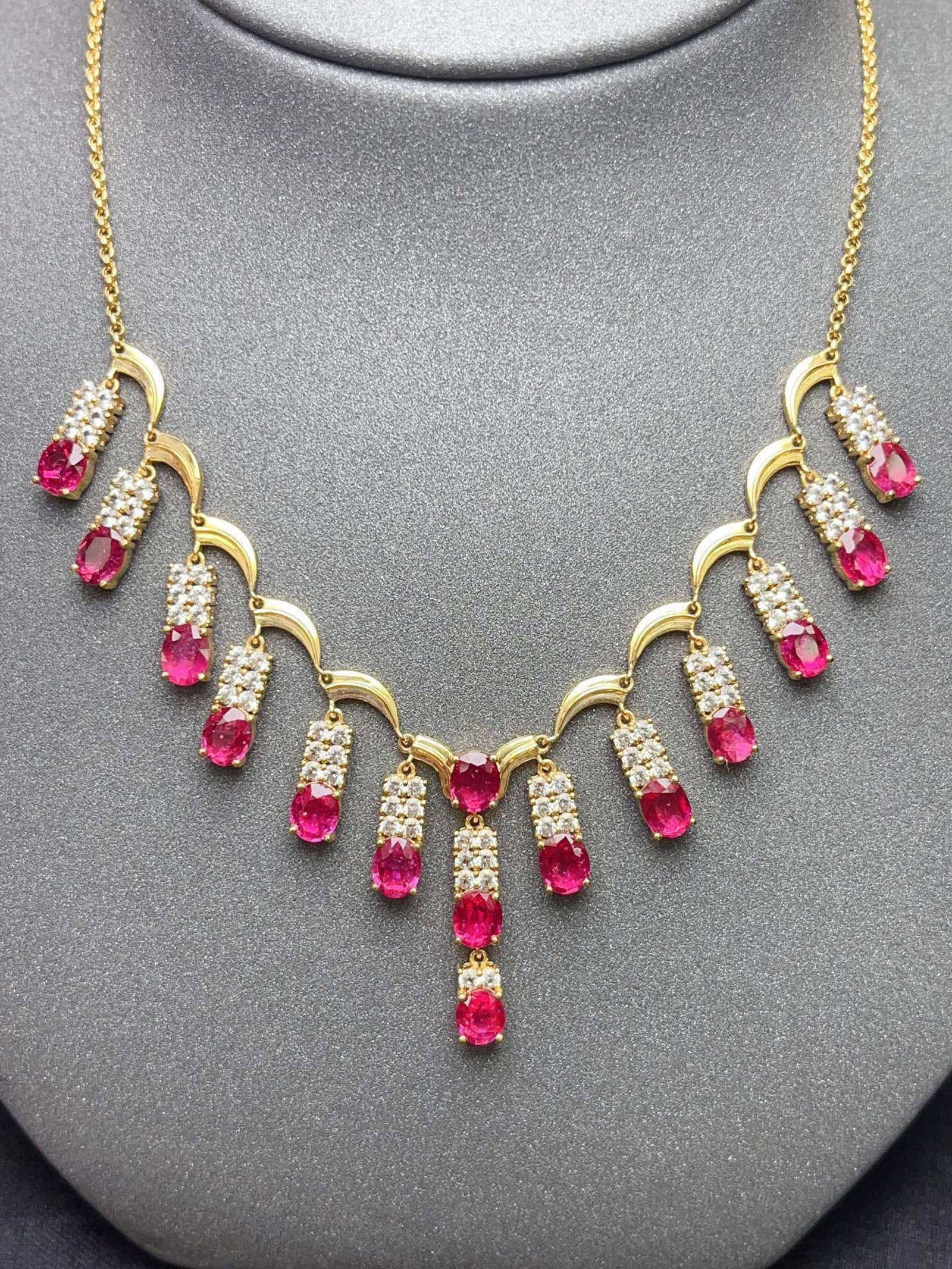 A Exquisite 18k Gold Inlaid 6.35ct Natural Ruby Necklace,Inlaid Gems: A Exquisite 18k Gold Inlaid 6.35ct Natural Ruby Necklace,Inlaid Gems,Total Weight:10.56g 18k金镶 6.35ct 天然红宝石项链,嵌宝石
