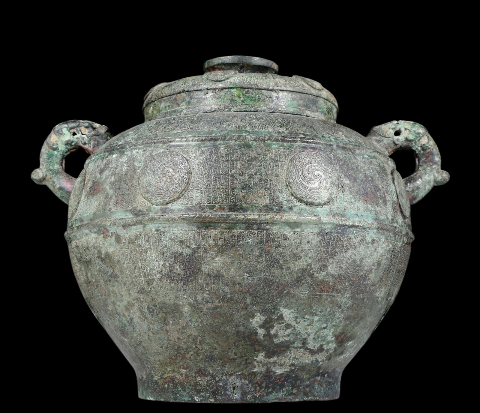 A precious bronze dragon pattern amphora with lid: A precious bronze dragon pattern amphora with lid and inscription. In ancient times, the surface was carefully carved, vividly demonstrating the superb skills of the craftsman. It has its own unique m