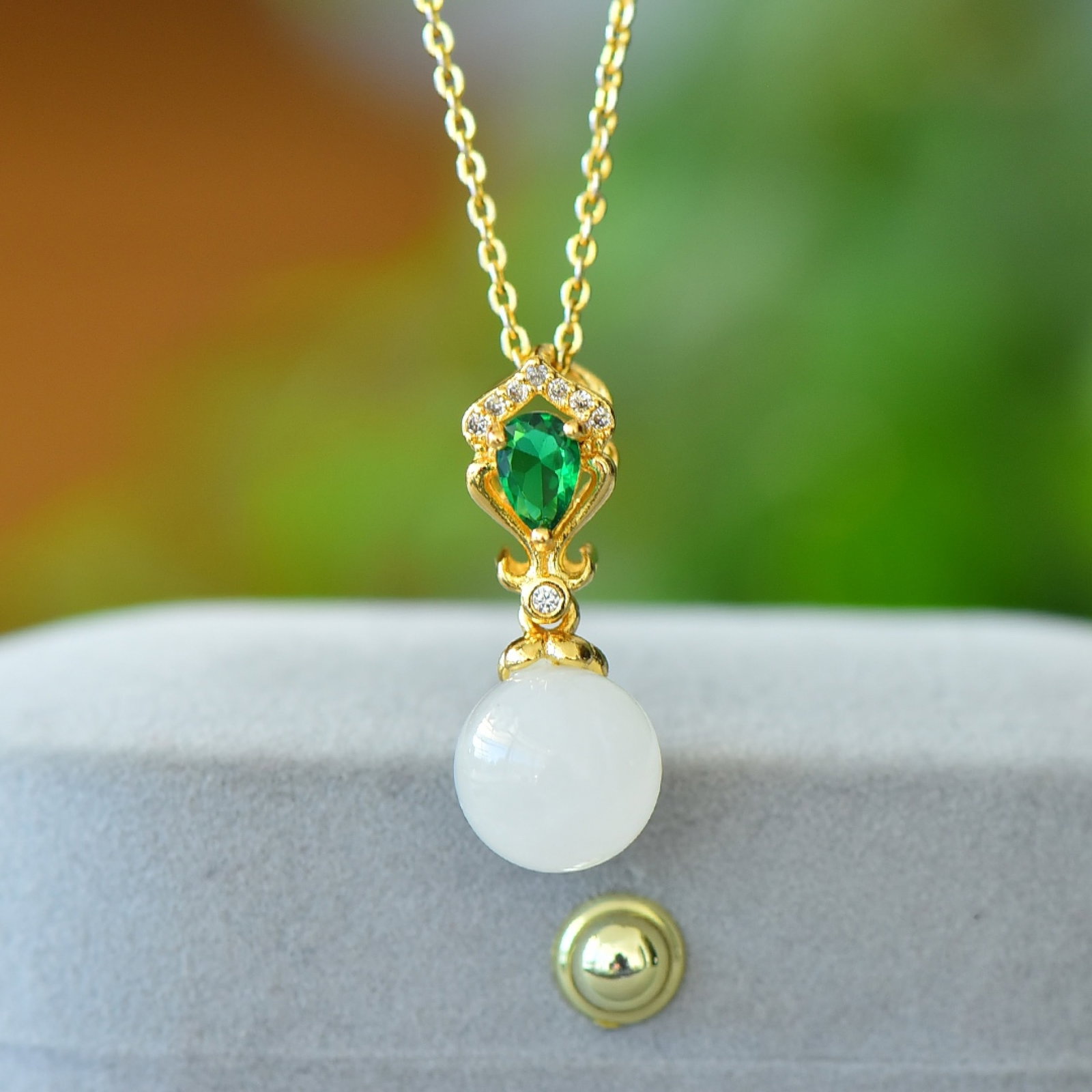 An Exquisite Bronze-Gold Plated Inlaid White Jade Necklace,Inlaid Diamond: An Exquisite Bronze-Gold Plated Inlaid White Jade Necklace,Inlaid Diamond,Size:10mmx10mm 铜镀金镶白玉项链,嵌钻石
