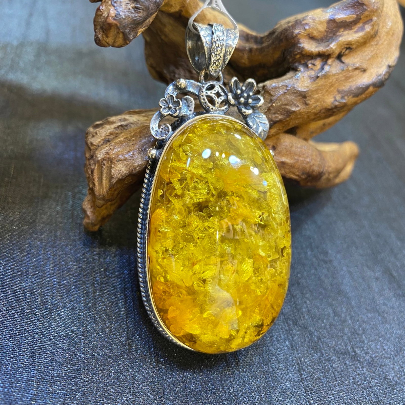 An Exquisite Beeswax Inlaid Silver Necklace: An Exquisite Beeswax Inlaid Silver Necklace,Size:30.1mm,Weight:27.8g 蜜蜡镶银项链