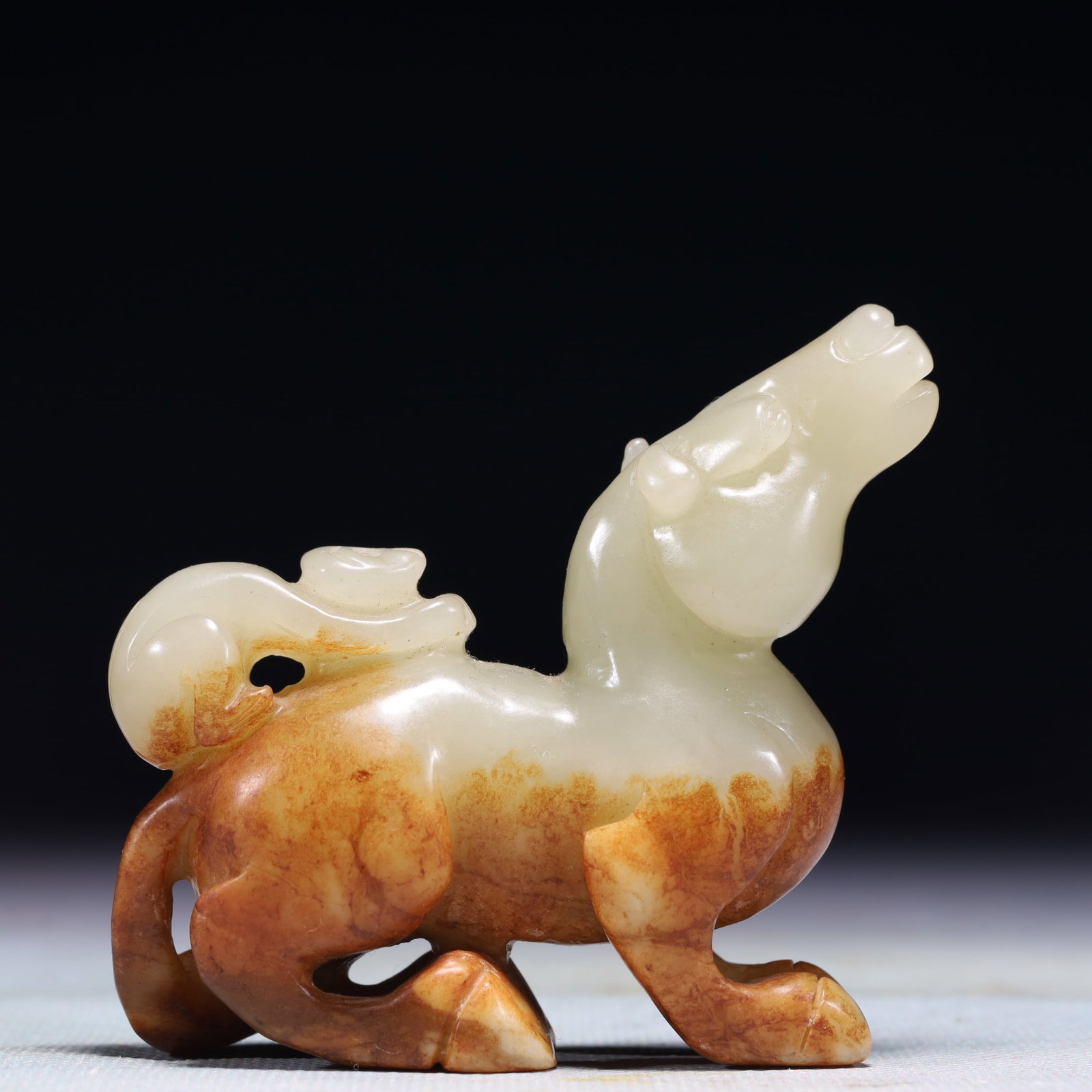 An Exquisite White Jade Horse Ornament: An Exquisite White Jade Horse Ornament,Qing Dynasty,China,Size:2.8inx1inx2.8in,Weight:175.3g 白玉马摆件,中国清代
