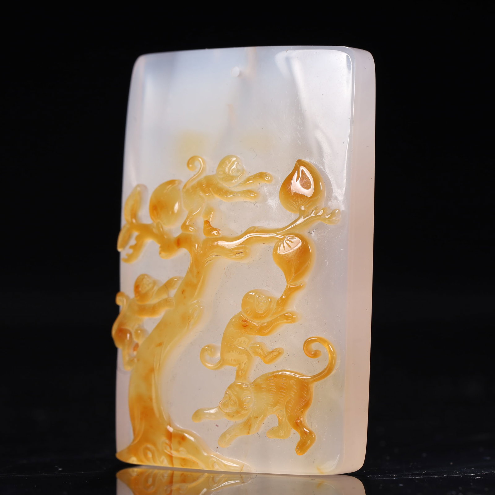 An Exquisite Agate Monkey and Peach Pattern Pendant - 2