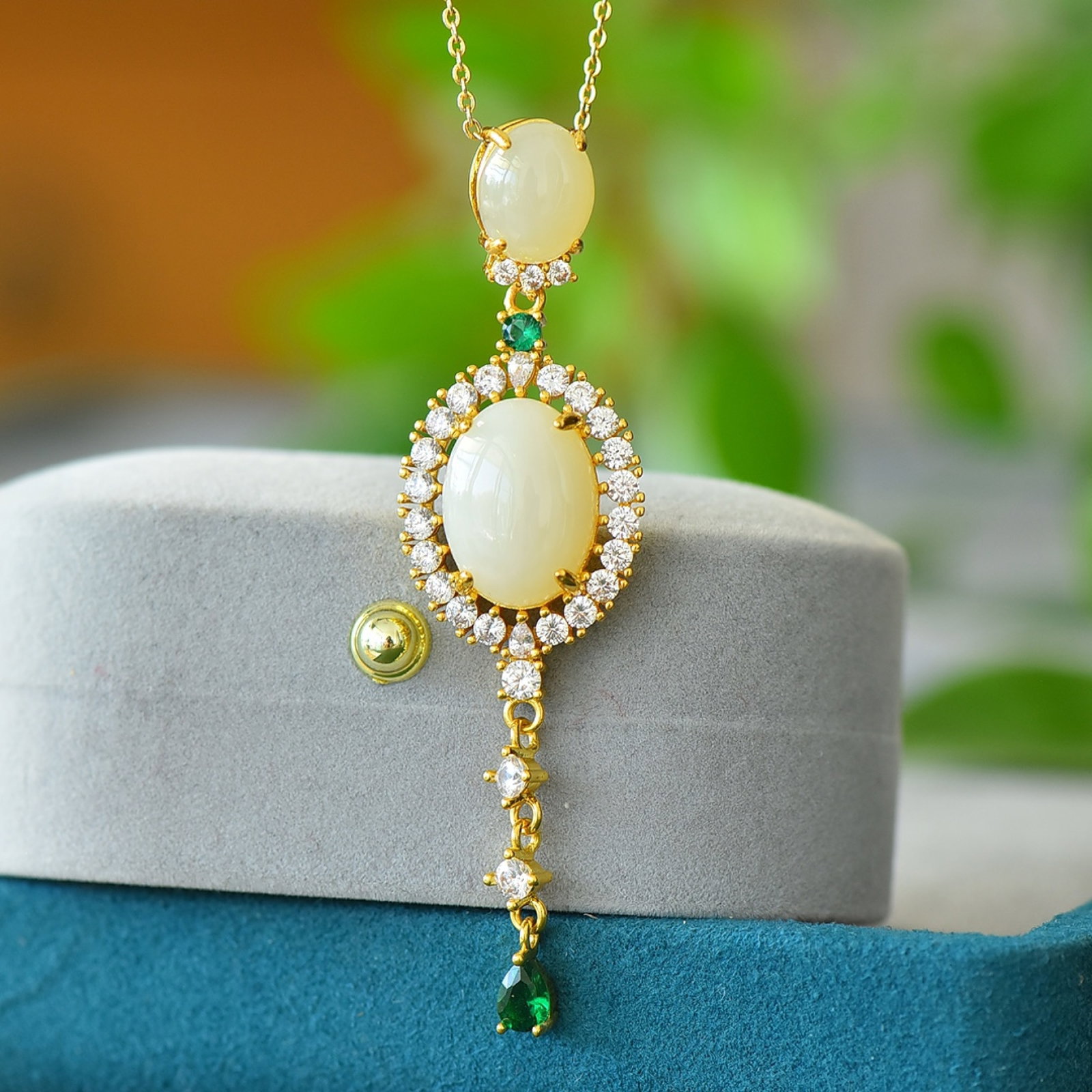 An Exquisite Bronze-Gold Plated Inlaid White Jade Necklace: An Exquisite Bronze-Gold Plated Inlaid White Jade Necklace,Size:4.7inx6.3in 铜镀金镶白玉项链