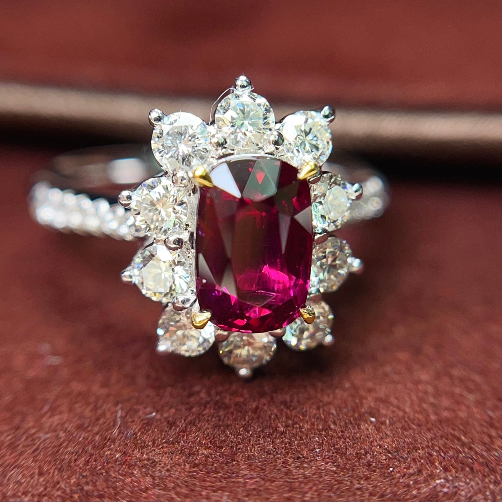A Exquisite 18k Gold Inlaid 2.10ct Natural Ruby and 1.246ct Diamond Ring: A Exquisite 18k Gold Inlaid 2.10ct Natural Ruby and 1.246ct Diamond Ring,Total Weight:5.86g 18k金镶 2.10ct 天然红宝石和 1.246ct 钻石戒
