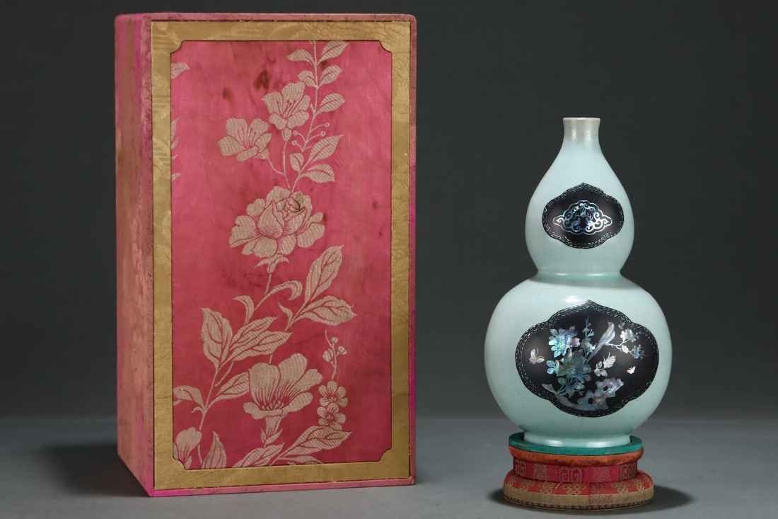 An Exquisite Ru yao Inlaid Mother-of-pearl-inlay Flower and Bird Pattern Gourd Vase,with poem: An Exquisite Ru yao Inlaid Mother-of-pearl-inlay Flower and Bird Pattern Gourd Vase,with poem,Song Dynasty,China,Fenghua Mark,Size:10.7inx6in
