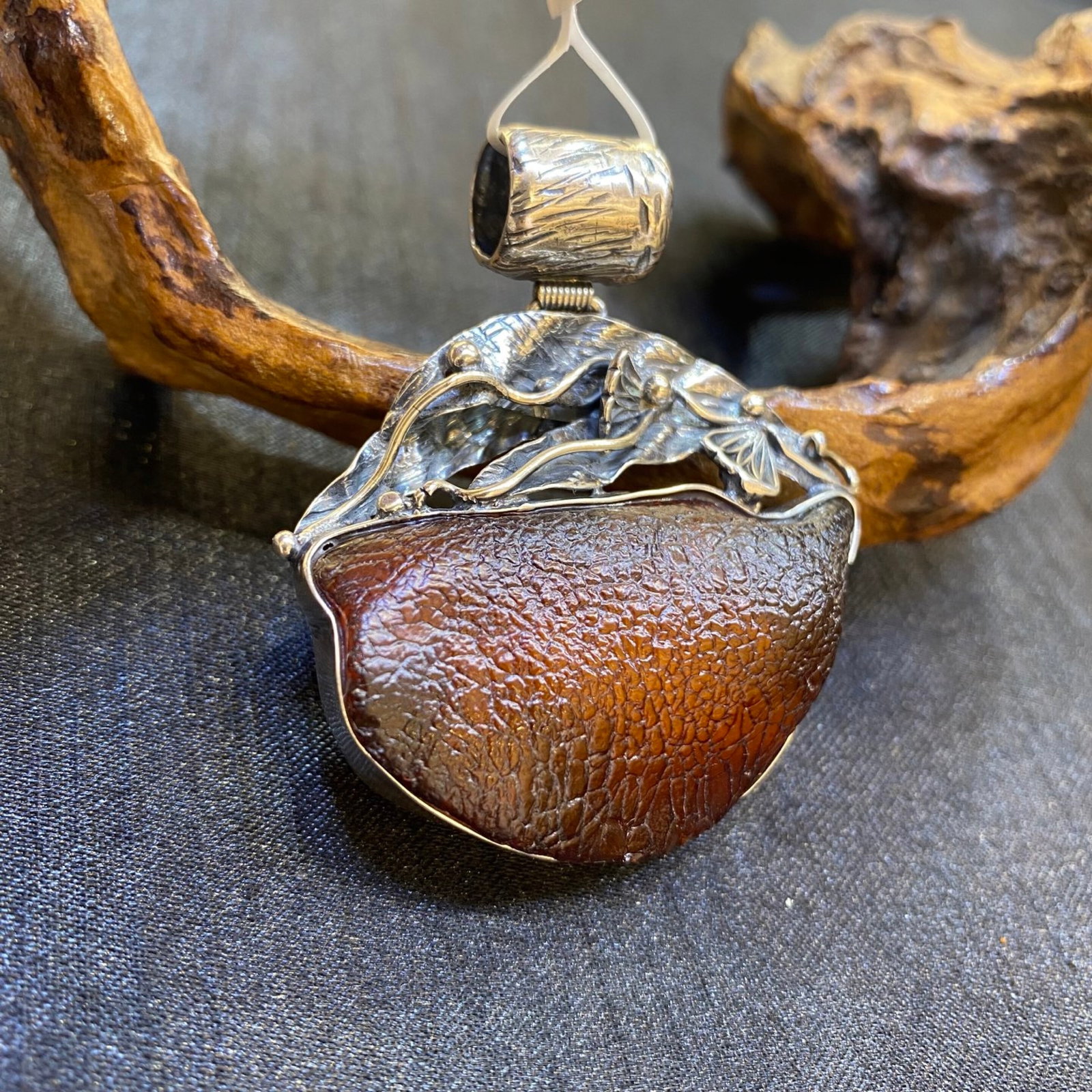An Exquisite Beeswax Inlaid Silver Necklace: An Exquisite Beeswax Inlaid Silver Necklace,Size:45mm,Weight:19.9g 蜜蜡镶银项链