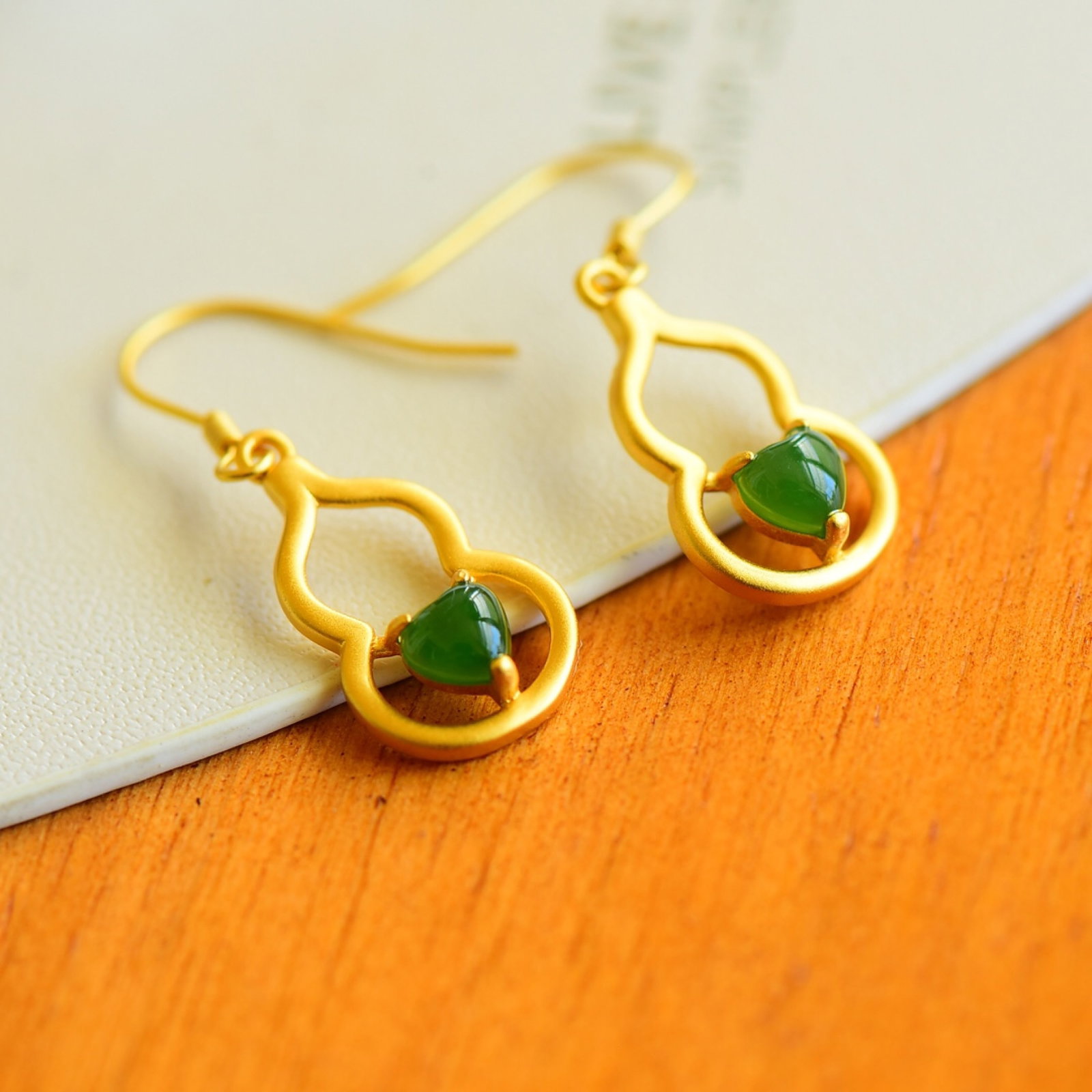 A Pair of Exquisite Sterling Silver-Gold Plated Inlaid Jasper Gourd Earrings: A Pair of Exquisite Sterling Silver-Gold Plated Inlaid Jasper Gourd Earrings,Size:5mmx5mm 一对纯银镀金镶碧玉葫芦耳环