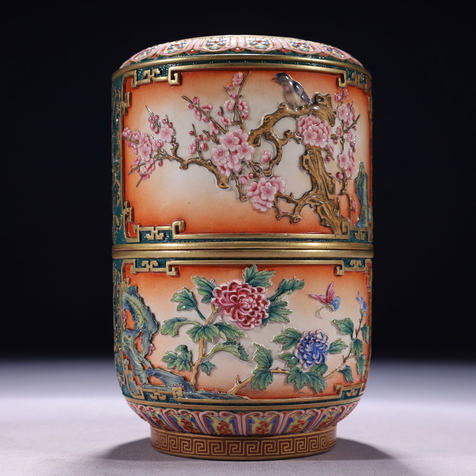 An Exquisite Famille-Rose Painted Gold Flower and Bird Pattern Box with Cover: An Exquisite Famille-Rose Painted Gold Flower and Bird Pattern Box with Cover,Qing Dynasty,China,Qianlong Six-character Mark,Size:4.3inx7.1in,Weight:1200g 粉彩描金花Ɣ